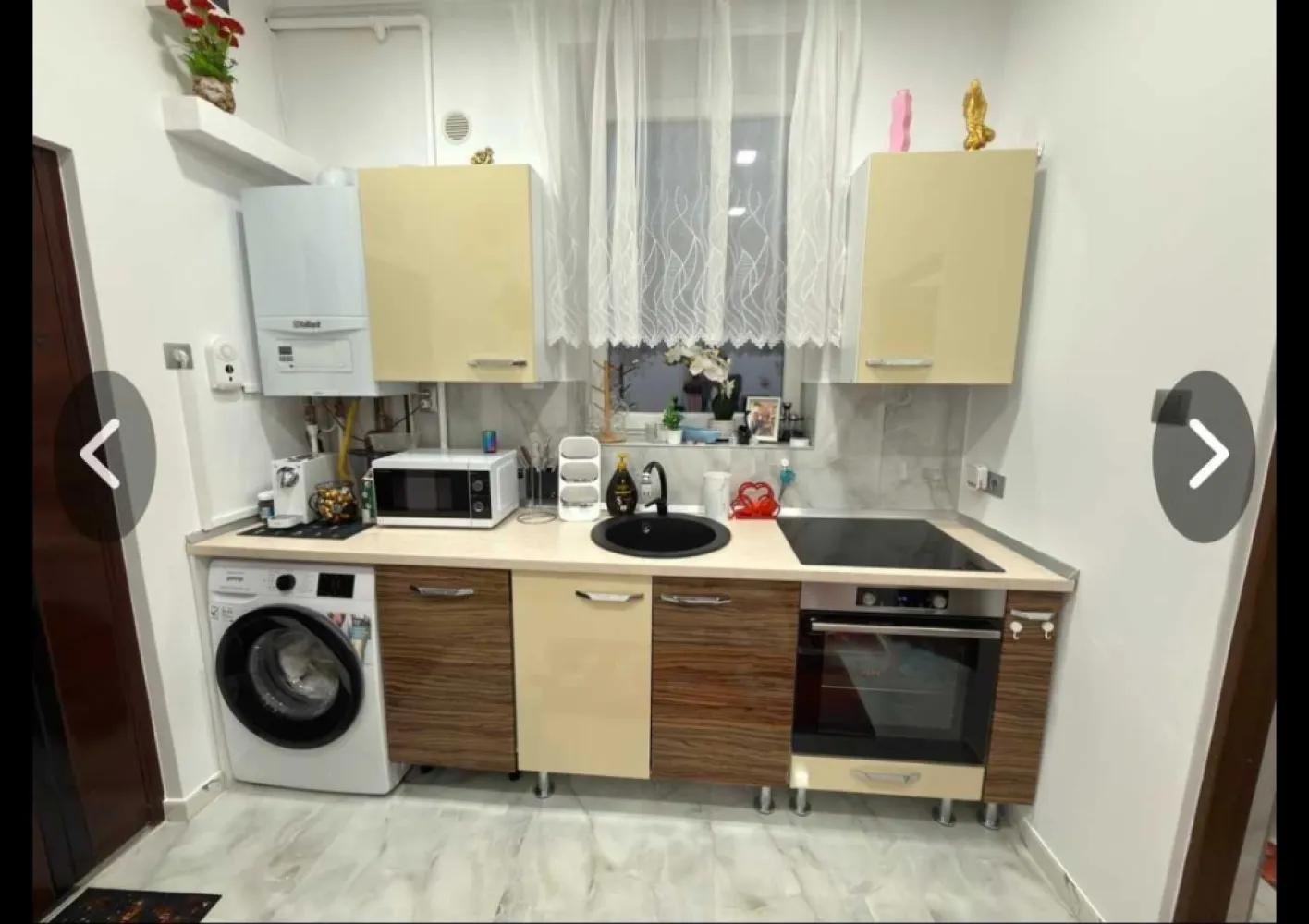 BRASADAS vinde ap 2 cam 40 mp. in zona CENTRALA la etajul 1. - Agentia Imobiliara BRASADAS vinde apartament semidecomandat cu 2 camere,fermecător și complet renovat, situat la etajul 1 in zona CENTRALA, cu o suprafață de 40 mp. Apartamentul a fost achiziționat acum patru ani și ulterior complet renovat la un standard înalt, de sus până jos, rezultând o proprietate foarte bine întreținută și modernă. La intrare, vă veți găsi în holul cu o bucătărie integrată, proiectată funcțional și care oferă un spațiu amplu. De aici, puteți accesa livingul spațios și luminos, perfect pentru relaxare și confort. Dormitorul alăturat oferă liniște și intimitate - ideal pentru nopți odihnitoare. Baia cu duș și toaletă este, de asemenea, accesibilă din bucătărie. O cameră de depozitare suplimentară oferă spațiu practic de depozitare și completează oferta. Locația centrală oferă o infrastructură excelentă, cu facilități comerciale, restaurante și toate facilitățile esențiale în imediata vecinătate. De asemenea, este disponibilă parcare gratuită. Acest apartament este ideal pentru o oportunitate atractivă de investiție. Www.brasadas.com. }}