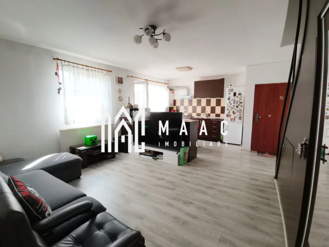Apartament la Mansarda I 99MPU I 4 Camere I Zona Terezian - MAAC Imobiliare vă propune spre vânzare un apartament spațios situat la mansardă, ideal pentru o familie care își dorește confort și funcționalitate. Locuința are o suprafață utilă generoasă de 99 mp, la care se adaugă un balcon de 4 mp, perfect pentru momentele de relaxare. Compartimentarea este practică și bine gândită: apartamentul dispune de 3 dormitoare luminoase, un living generos cu bucătărie open-space, creând un spațiu modern și primitor. De asemenea, proprietatea beneficiază de 2 băi – una dotată cu cabină de duș și o baie de serviciu, oferind un plus de confort pentru întreaga familie. Avantaje: -suprafață generoasă – 99 mp utili -compartimentare eficientă -3 dormitoare -living cu bucătărie open-space 2 băi balcon Pentru mai multe detalii sau pentru a programa o vizionare, vă rugăm să ne contactați. Specificați ID-ul CP2977970.