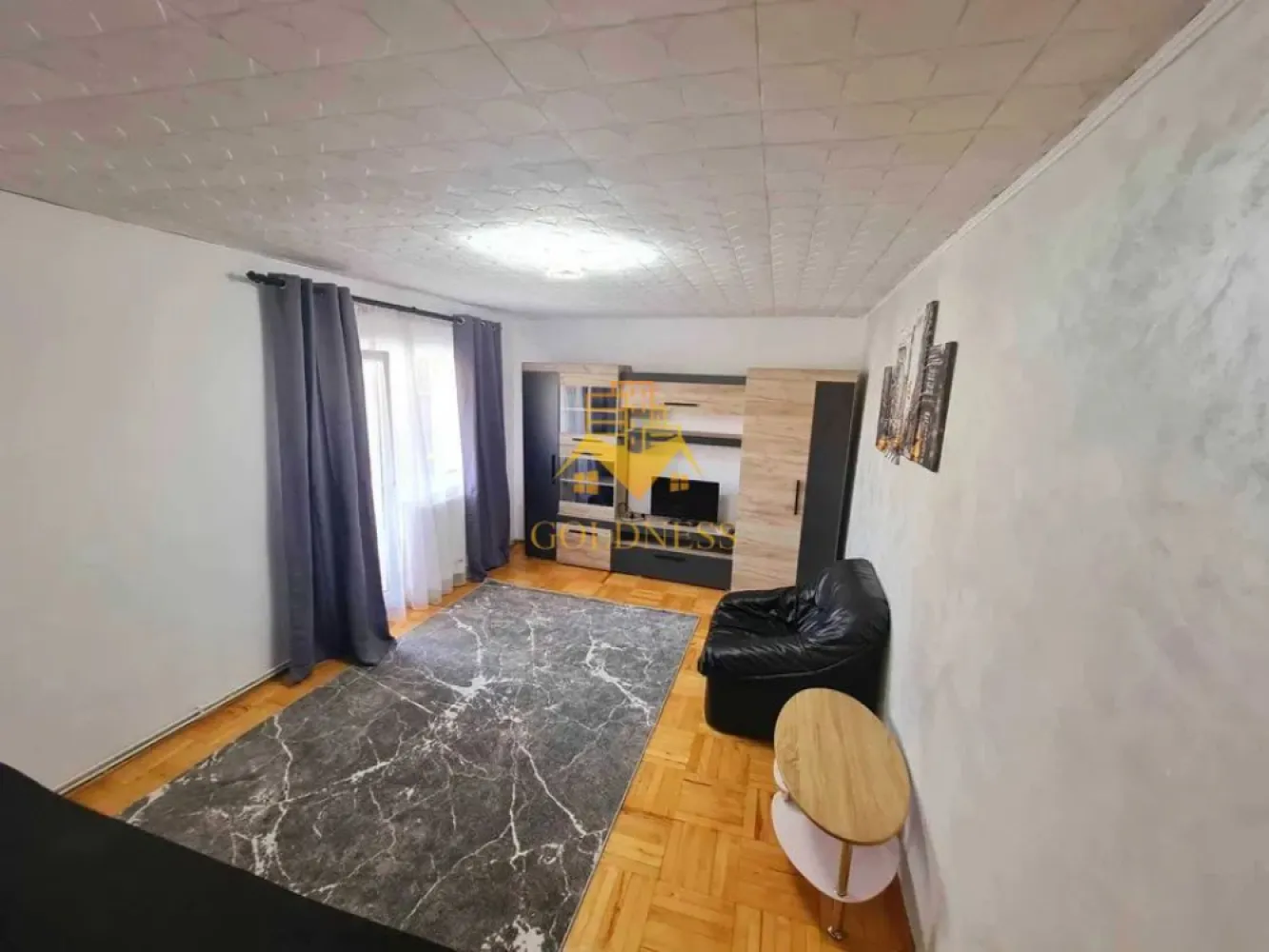 2 Camere decomandate, Cartierul Marasti, The Office,FSPAC,Lidl,18 Gym. - GOLDNESS Imobiliare vă propune spre închiriere un apartament cu 2 camere complet mobilat și utilat, la etajul 4 într-un imobil de 4 etaje, în Cartierul Marasti. Posibilitate de parcare in zona la liber! Se află în apropierea stațiilor de transport în comun, magazine, restaurante, spații verzi, farmacii, etc. Apartamentul este compartimentat astfel: - dormitor cu pat matrimonial, dressing, noptiere - living cu canapea extensibilă, fotoliu, loc de servit cafeaua. - bucatarie complet utilată și mobilată, loc de servit masa. - baie cu cabina de dus, calorifer port prosop și dulap pentru depozitare. - balcon 4 mp. Imobilul este dotat cu toate cele necesare- centrală proprie, frigider, aragaz, hotă, mașină de spălat haine, etc. Dacă sunteți interesați de acest apartament și doriți să îl vizionați, dar și pentru alte oferte nu ezitați să ne contactați telefonic sau prin e-mail. Vă stăm la dispoziție! Pentru intermediere se percepe un comision de 50% din prețul chiriei!