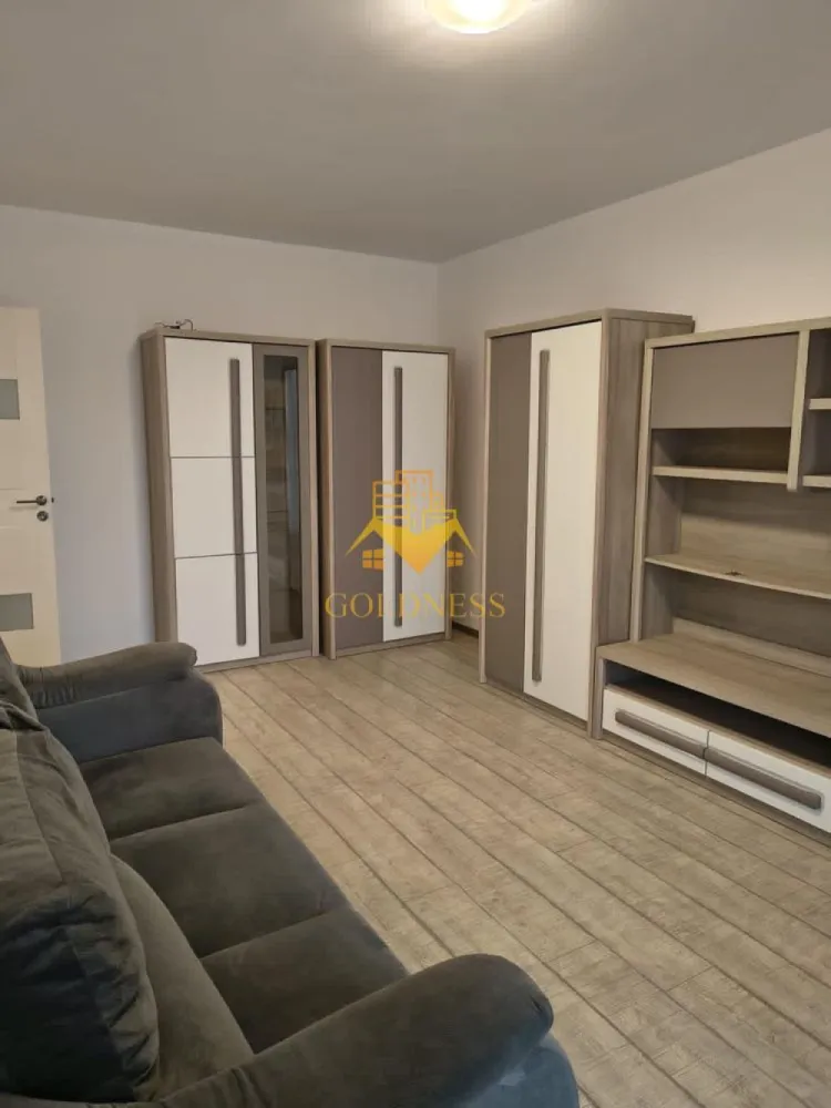 2 camere, Buna ziua, Bloc nou, Grand Hotel Italia, Lidl, Trifoiului - GOLDNESS Imobiliare vă propune spre închiriere un apartament cu 2 camere complet mobilat și utilat, la etajul 2 într-un imobil de 11 etaje, în Cartierul Buna ziua. Dispune de loc de parcare! Se află în apropierea stațiilor de transport în comun, magazine, restaurante, spații verzi, farmacii, etc. Apartamentul este compartimentat astfel: - dormitor cu canapea extensibilă, dressing, noptiere - living cu canapea extensibilă - bucătărie complet utilată și mobilată, loc de servit masa - baie cu cabina de dus, calorifer port prosop și dulap pentru depozitare. - balcon 5mp. Imobilul este dotat cu toate cele necesare- centrală proprie, frigider, aragaz, hotă, mașină de spălat haine, etc. Dacă sunteți interesați de acest apartament și doriți să îl vizionați, dar și pentru alte oferte nu ezitați să ne contactați telefonic sau prin e-mail. Vă stăm la dispoziție! Pentru intermediere se percepe un comision de 50% din prețul chiriei!