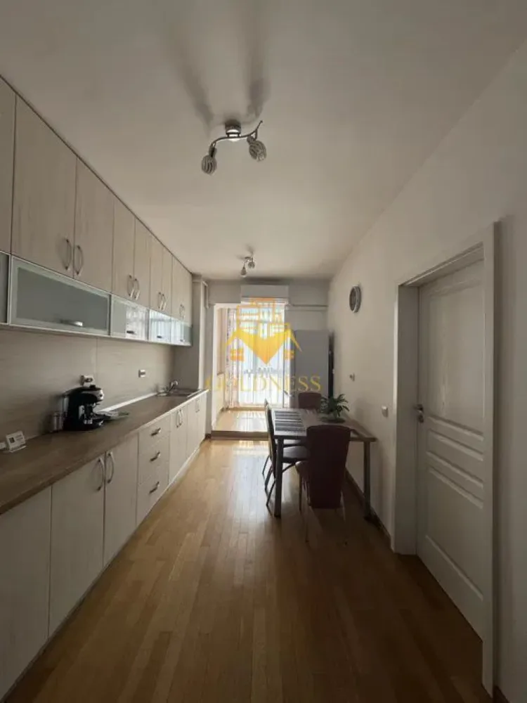 2 camera, open-space, modern, Marasti, Kaufland - GOLDNESS Imobiliare vă propune spre închiriere un apartament cu 2 camere complet mobilat și utilat, la etajul 4 într-un imobil de 5 etaje, în cartierul Mărăști . Apartamentul este compartimentat astfel: - dormitor cu pat matrimonial, dressing, noptiere - living cu bucatarie open-space complet utilată, canapea extensibilă, loc de servit masa - baie cu cabina de dus, calorifer port prosop inox și dulap pentru depozitare. - balcon de 4 cm Imobilul este dotat cu toate cele necesare- centrală proprie, mașină de spălat haine, frigider, plită electrică, hotă, etc. Se află în apropierea stațiilor de transport în comun, magazine, restaurante, spații verzi, farmacii, etc. Dispune de loc de parcare inclus ! Dacă sunteți interesați de acest apartament și doriți să îl vizionați, dar și pentru alte oferte sau detalii nu ezitați să ne contactați telefonic sau prin e-mail. Vă stăm la dispoziție!