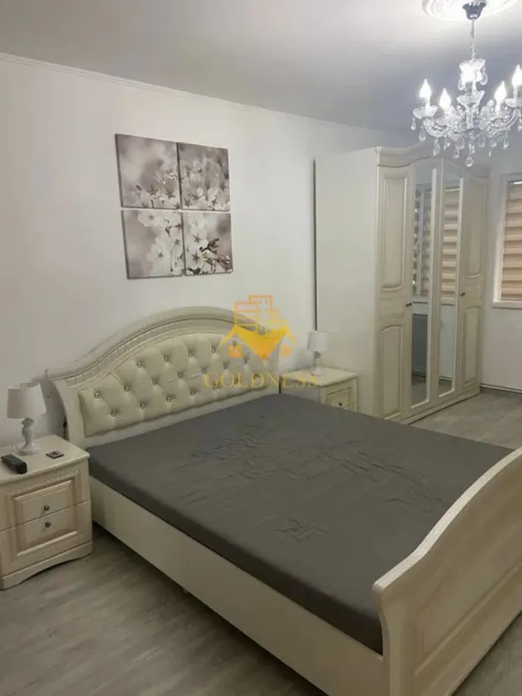 2 Camere decomandate,Petfriendly,Marasti,The Office,FSPAC,Lidl,18 Gym. - GOLDNESS Imobiliare vă propune spre închiriere un apartament cu 2 camere complet mobilat și utilat, la parterul unui imobil de 4 etaje, în Cartierul Marasti Posibilitate de parcare in zona la liber! Se află în apropierea stațiilor de transport în comun, magazine, restaurante, spații verzi, farmacii, etc. Apartamentul este compartimentat astfel: - dormitor cu pat matrimonial, dressing, noptiere - dormitor cu pat matrimonial, dressing, noptiere - bucatarie complet utilată și mobilată, canapea extensibilă, loc de servit masa - baie cu cada, calorifer port prosop și dulap pentru depozitare. Imobilul este dotat cu toate cele necesare- centrală proprie, frigider, aragaz, hotă, mașină de spălat haine, etc. Dacă sunteți interesați de acest apartament și doriți să îl vizionați, dar și pentru alte oferte nu ezitați să ne contactați telefonic sau prin e-mail. Vă stăm la dispoziție! Pentru intermediere se percepe un comision de 50% din prețul chiriei!