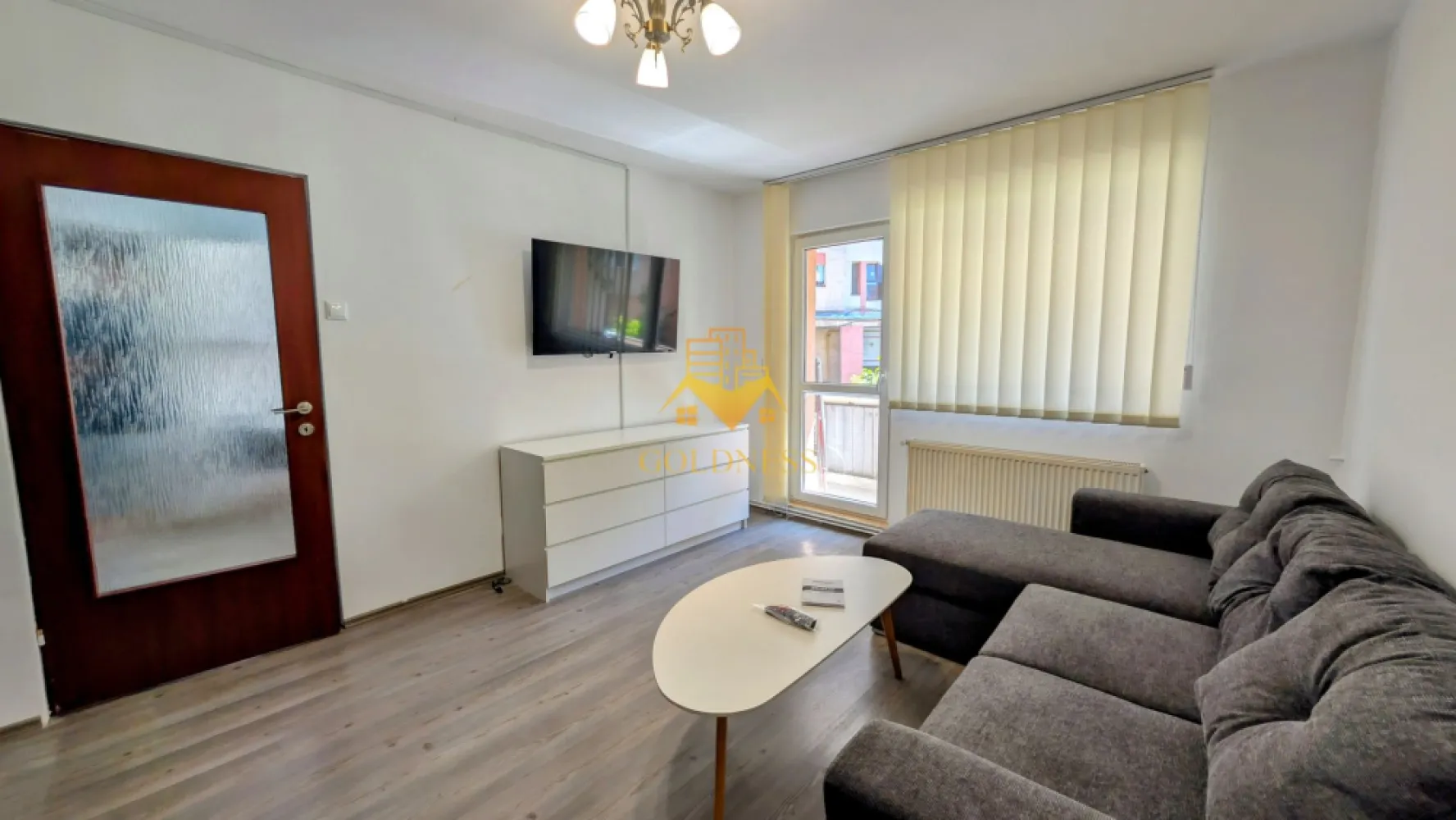 2 Camere Decomandate, Marasti, Kaufland, Dorobantilor, FSEGA, 18 Gym - GOLDNESS Imobiliare vă propune spre închiriere un apartament luminos și spațios cu 2 camere decomandate, având o suprafață utilă de 55 mp. Acesta este situat la etajul 1 al unui imobil în cartierul Mărăști. Apartamentul este dotat cu aer condiționat pentru confort optim și beneficiază de două balcoane, oferind spații suplimentare pentru relaxare. Compartimentarea este eficientă și practică: * Livingul este mobilat cu o canapea extensibilă, măsuță de cafea, dressing generos, comodă TV și televizor. * Bucătăria este echipată cu hotă, aragaz și masă de dining. * Dormitorul include un pat matrimonial și televizor. * Baia este dotată cu o cadă. Dacă sunteți interesați de acest apartament și doriți să îl vizionați, dar și pentru alte oferte, nu ezitați să ne contactați telefonic sau prin e-mail. Vă stăm la dispoziție! Pentru intermediere se percepe un comision de 50% din prețul chiriei.