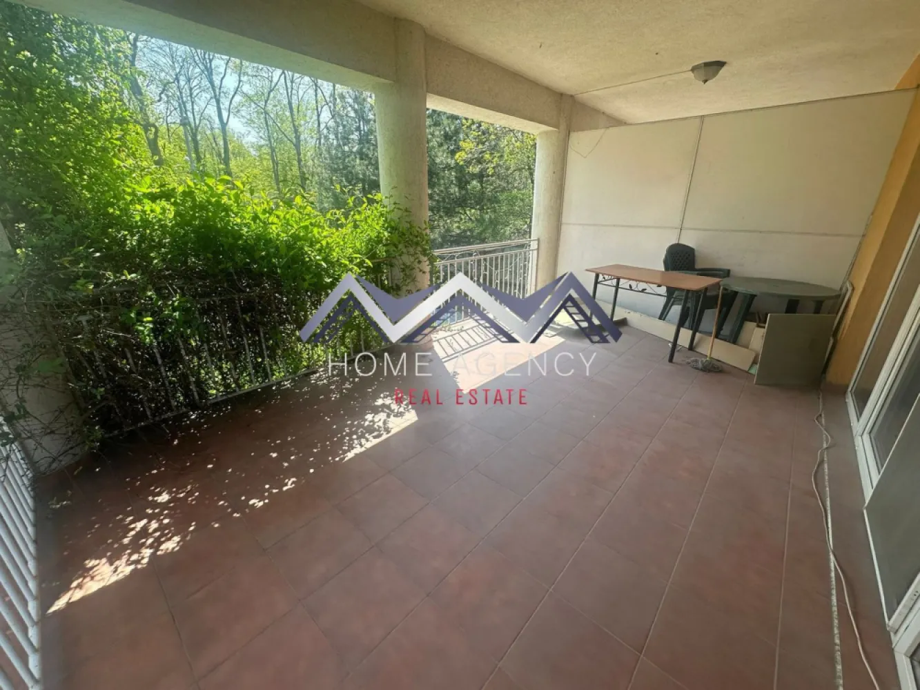 Apartament 2 camere | include parcare - Vă propunem, spre închiriere, un apartament cu 2 camere, complet mobilat și utilat, situat într-o zonă liniștită, aproape de pădure, într-o vilă tip P+1+M, cu un cadru natural deosebit. Locuința este ideală pentru persoanele care își doresc confort, intimitate și acces rapid către principalele puncte de interes din Nordul Capitalei. Apartamentul este amenajat modern, fiind pregătit pentru mutare imediată, fără investiții suplimentare. Compartimentarea este decomandată și eficientă, cuprinde un living luminos cu acces spre terasa foarte generoasă, un dormitor primitor, o bucătărie închisă și o baie cu cabină de duș. Spațiile sunt bine organizate, oferind un ambient plăcut și funcțional. Beneficiază de un loc de parcare inclus. Datorită poziționării excelente, apartamentul este ideal pentru cadre militare sau personal care activează în zona de Nord, inclusiv în apropierea unităților militare sau a Aeroportului, oferind un echilibru perfect între liniște și accesibilitate (aproximativ 5 minute până la unitatea militară). Pentru mai multe detalii sau stabilirea unei vizionări, vă stăm cu drag la dispoziție! }}