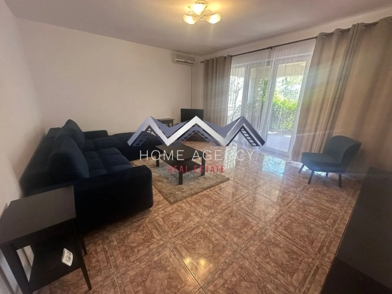 Apartament 2 camere | include parcare - Vă propunem, spre închiriere, un apartament cu 2 camere, complet mobilat și utilat, situat într-o zonă liniștită, aproape de pădure, într-o vilă tip P+1+M, cu un cadru natural deosebit. Locuința este ideală pentru persoanele care își doresc confort, intimitate și acces rapid către principalele puncte de interes din Nordul Capitalei. Apartamentul este amenajat modern, fiind pregătit pentru mutare imediată, fără investiții suplimentare. Compartimentarea este decomandată și eficientă, cuprinde un living luminos cu acces spre terasa foarte generoasă, un dormitor primitor, o bucătărie închisă și o baie cu cabină de duș. Spațiile sunt bine organizate, oferind un ambient plăcut și funcțional. Beneficiază de un loc de parcare inclus. Datorită poziționării excelente, apartamentul este ideal pentru cadre militare sau personal care activează în zona de Nord, inclusiv în apropierea unităților militare sau a Aeroportului, oferind un echilibru perfect între liniște și accesibilitate (aproximativ 5 minute până la unitatea militară). Pentru mai multe detalii sau stabilirea unei vizionări, vă stăm cu drag la dispoziție! }}