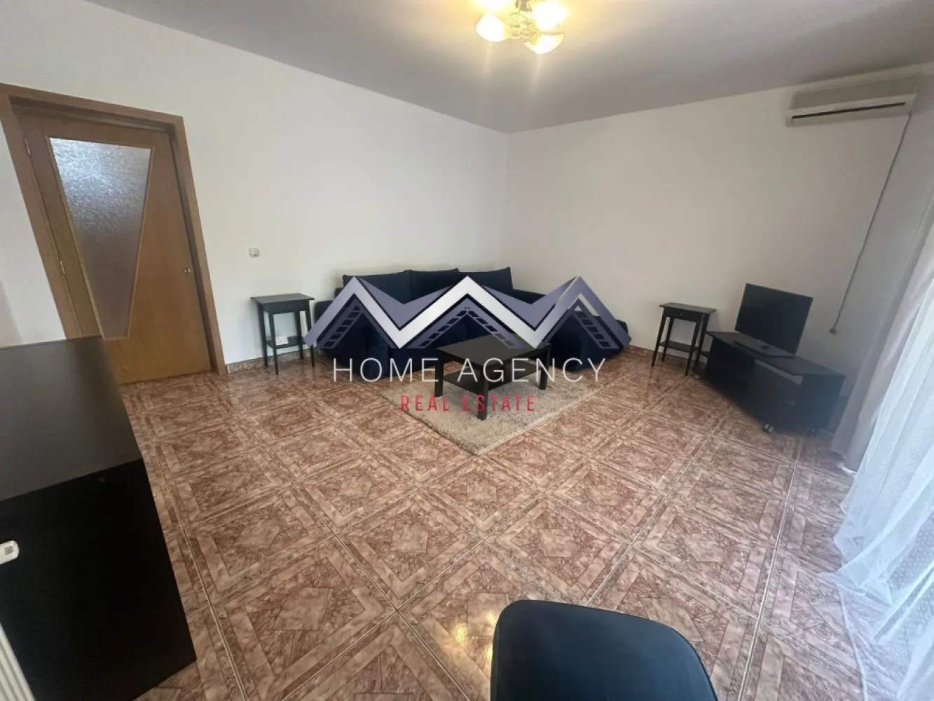 Apartament 2 camere | include parcare - Vă propunem, spre închiriere, un apartament cu 2 camere, complet mobilat și utilat, situat într-o zonă liniștită, aproape de pădure, într-o vilă tip P+1+M, cu un cadru natural deosebit. Locuința este ideală pentru persoanele care își doresc confort, intimitate și acces rapid către principalele puncte de interes din Nordul Capitalei. Apartamentul este amenajat modern, fiind pregătit pentru mutare imediată, fără investiții suplimentare. Compartimentarea este decomandată și eficientă, cuprinde un living luminos cu acces spre terasa foarte generoasă, un dormitor primitor, o bucătărie închisă și o baie cu cabină de duș. Spațiile sunt bine organizate, oferind un ambient plăcut și funcțional. Beneficiază de un loc de parcare inclus. Datorită poziționării excelente, apartamentul este ideal pentru cadre militare sau personal care activează în zona de Nord, inclusiv în apropierea unităților militare sau a Aeroportului, oferind un echilibru perfect între liniște și accesibilitate (aproximativ 5 minute până la unitatea militară). Pentru mai multe detalii sau stabilirea unei vizionări, vă stăm cu drag la dispoziție! }}