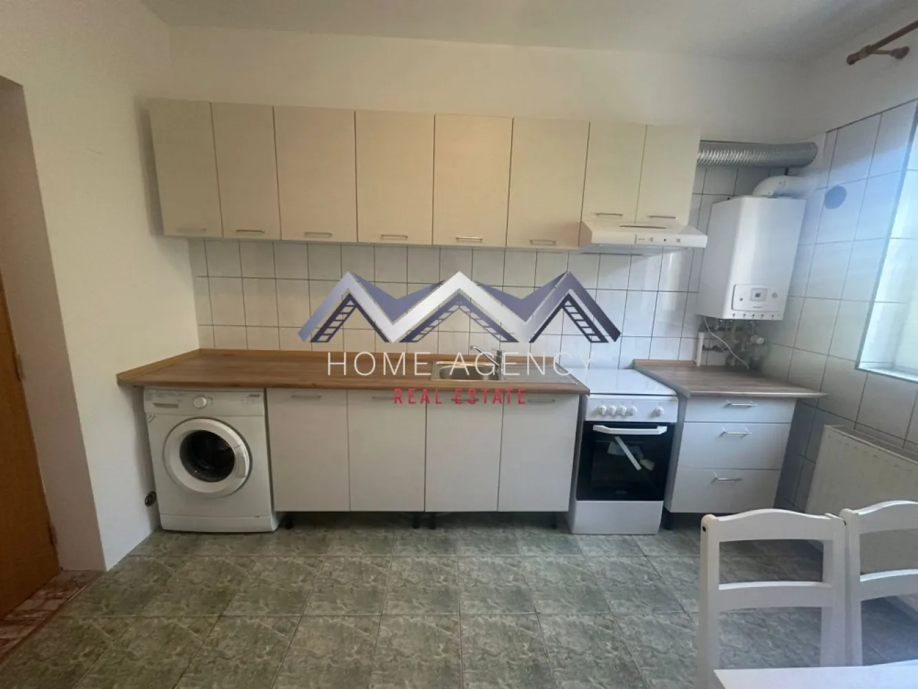 Apartament 2 camere | include parcare - Vă propunem, spre închiriere, un apartament cu 2 camere, complet mobilat și utilat, situat într-o zonă liniștită, aproape de pădure, într-o vilă tip P+1+M, cu un cadru natural deosebit. Locuința este ideală pentru persoanele care își doresc confort, intimitate și acces rapid către principalele puncte de interes din Nordul Capitalei. Apartamentul este amenajat modern, fiind pregătit pentru mutare imediată, fără investiții suplimentare. Compartimentarea este decomandată și eficientă, cuprinde un living luminos cu acces spre terasa foarte generoasă, un dormitor primitor, o bucătărie închisă și o baie cu cabină de duș. Spațiile sunt bine organizate, oferind un ambient plăcut și funcțional. Beneficiază de un loc de parcare inclus. Datorită poziționării excelente, apartamentul este ideal pentru cadre militare sau personal care activează în zona de Nord, inclusiv în apropierea unităților militare sau a Aeroportului, oferind un echilibru perfect între liniște și accesibilitate (aproximativ 5 minute până la unitatea militară). Pentru mai multe detalii sau stabilirea unei vizionări, vă stăm cu drag la dispoziție! }}