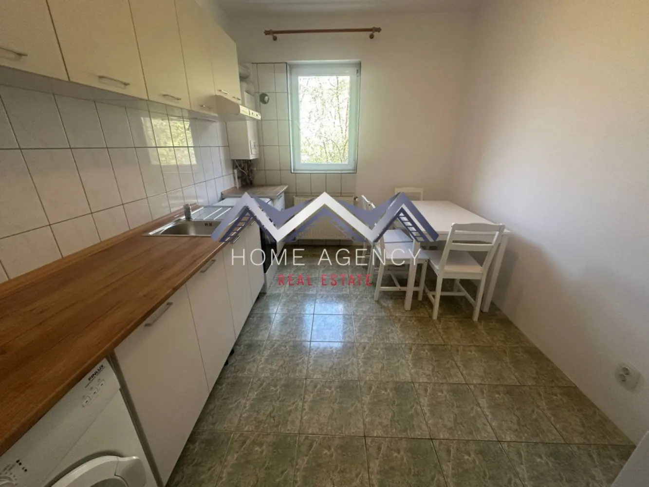 Apartament 2 camere | include parcare - Vă propunem, spre închiriere, un apartament cu 2 camere, complet mobilat și utilat, situat într-o zonă liniștită, aproape de pădure, într-o vilă tip P+1+M, cu un cadru natural deosebit. Locuința este ideală pentru persoanele care își doresc confort, intimitate și acces rapid către principalele puncte de interes din Nordul Capitalei. Apartamentul este amenajat modern, fiind pregătit pentru mutare imediată, fără investiții suplimentare. Compartimentarea este decomandată și eficientă, cuprinde un living luminos cu acces spre terasa foarte generoasă, un dormitor primitor, o bucătărie închisă și o baie cu cabină de duș. Spațiile sunt bine organizate, oferind un ambient plăcut și funcțional. Beneficiază de un loc de parcare inclus. Datorită poziționării excelente, apartamentul este ideal pentru cadre militare sau personal care activează în zona de Nord, inclusiv în apropierea unităților militare sau a Aeroportului, oferind un echilibru perfect între liniște și accesibilitate (aproximativ 5 minute până la unitatea militară). Pentru mai multe detalii sau stabilirea unei vizionări, vă stăm cu drag la dispoziție! }}
