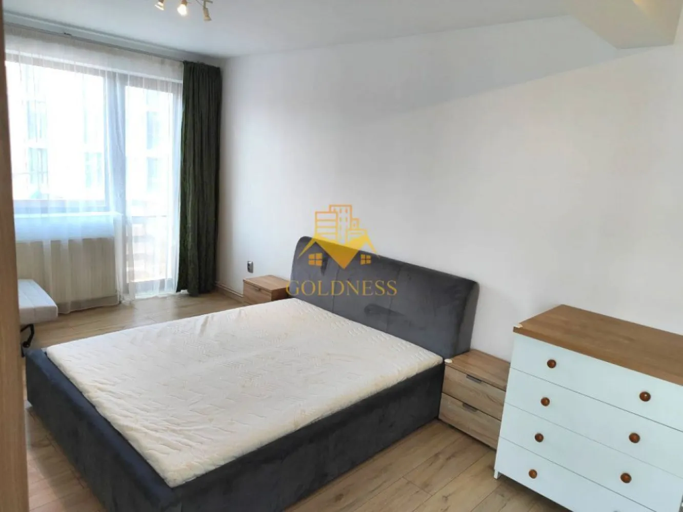 3 camere, modern, 2 niveluri, parcare, Pet Friendly, Kaufland, Marasti - GOLDNESS Imobiliare vă propune spre închiriere un apartament cu 3 camere complet mobilat și utilat, la etajul 2 + mansarda, într-un imobil regim P+2+M, în Cartierul Marasti. Dispune de loc de parcare si curte interioara! Se află în apropierea stațiilor de transport în comun, magazine, restaurante, spații verzi, farmacii, etc. Apartamentul este compartimentat astfel: - 2 dormitoare cu pat matrimonial, dressing, noptiere - living cu bucatarie open space complet utilată și mobilată, canapea extensibilă, loc de servit masa. - 2 bai, una cu cabina de dus, calorifer port prosop și dulap pentru depozitare. - terasa de 10 mp. Imobilul este dotat cu toate cele necesare- centrală proprie, frigider, aragaz, hotă, mașină de spălat haine, masina de spalat vase, AC, etc. Dacă sunteți interesați de acest apartament și doriți să îl vizionați, dar și pentru alte oferte nu ezitați să ne contactați telefonic sau prin e-mail. Vă stăm la dispoziție! Pentru intermediere se percepe un comision de 50% din prețul chiriei! }}