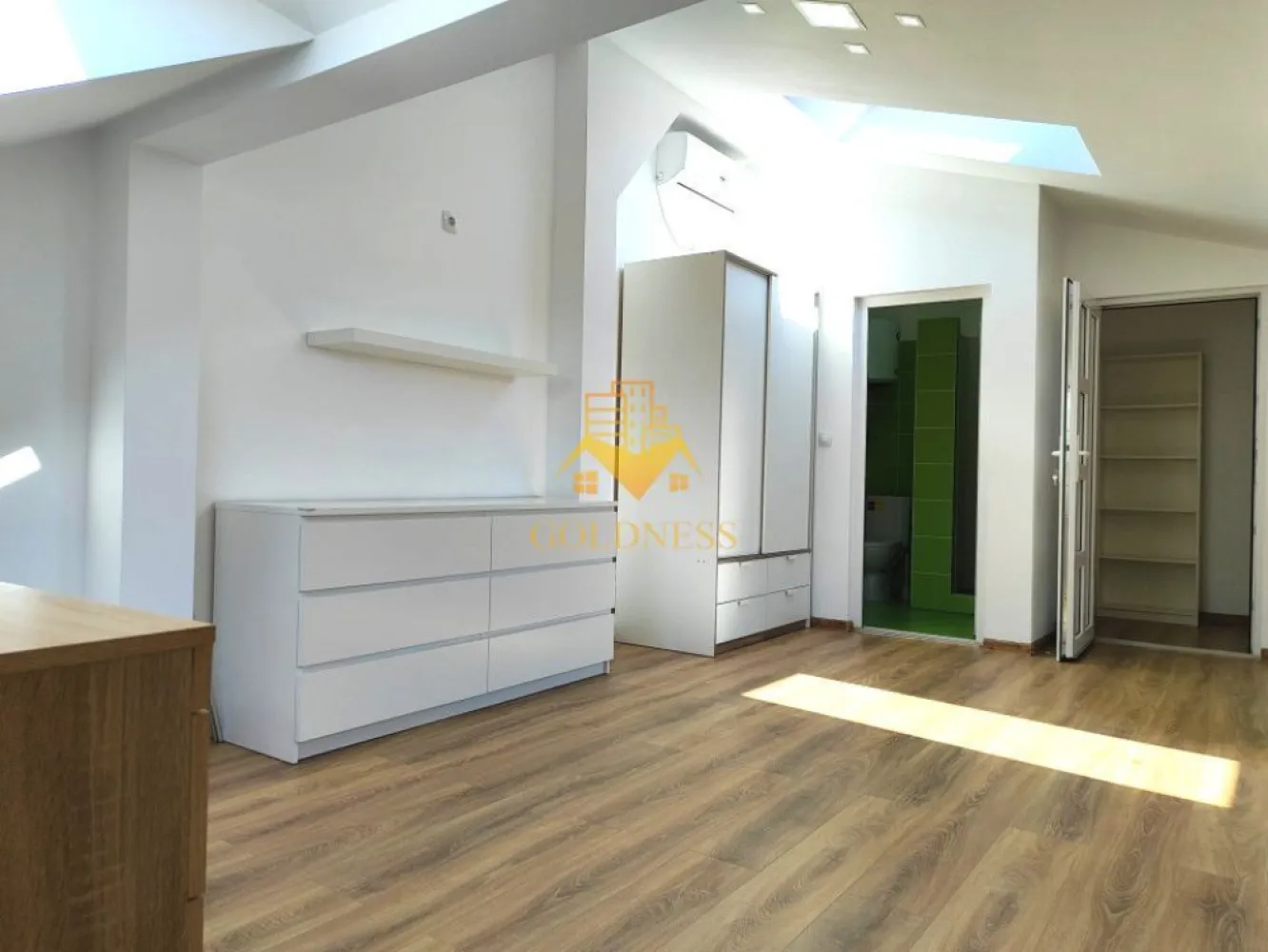 3 camere, modern, 2 niveluri, parcare, Pet Friendly, Kaufland, Marasti - GOLDNESS Imobiliare vă propune spre închiriere un apartament cu 3 camere complet mobilat și utilat, la etajul 2 + mansarda, într-un imobil regim P+2+M, în Cartierul Marasti. Dispune de loc de parcare si curte interioara! Se află în apropierea stațiilor de transport în comun, magazine, restaurante, spații verzi, farmacii, etc. Apartamentul este compartimentat astfel: - 2 dormitoare cu pat matrimonial, dressing, noptiere - living cu bucatarie open space complet utilată și mobilată, canapea extensibilă, loc de servit masa. - 2 bai, una cu cabina de dus, calorifer port prosop și dulap pentru depozitare. - terasa de 10 mp. Imobilul este dotat cu toate cele necesare- centrală proprie, frigider, aragaz, hotă, mașină de spălat haine, masina de spalat vase, AC, etc. Dacă sunteți interesați de acest apartament și doriți să îl vizionați, dar și pentru alte oferte nu ezitați să ne contactați telefonic sau prin e-mail. Vă stăm la dispoziție! Pentru intermediere se percepe un comision de 50% din prețul chiriei! }}