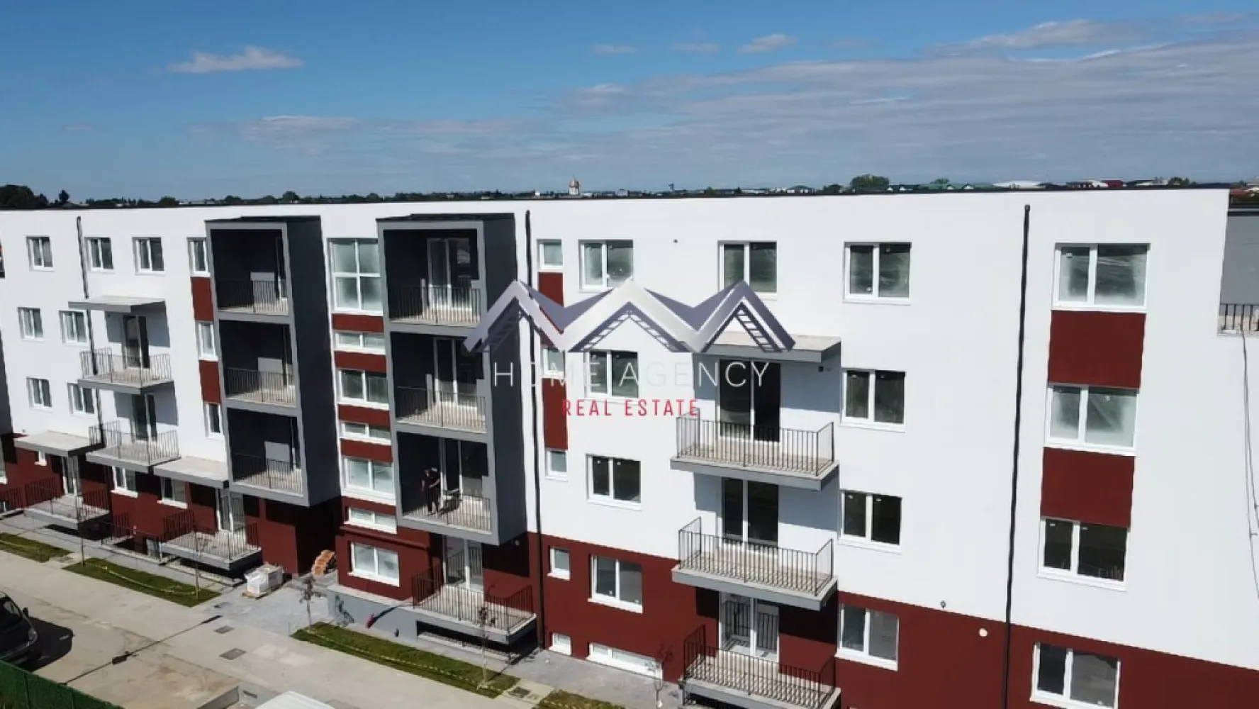 Apartament 2 camere Otopeni | include parcare | Comision 0 - Descoperă locuința care îți oferă libertatea de a o personaliza exact așa cum îți dorești. Acest apartament modern reprezintă alegerea ideală atât pentru cei care își caută o locuință confortabilă, cât și pentru investitorii care își doresc o proprietate cu potențial. Locuința este situată la parter (înalt), într-un bloc nou cu regim de înălțime P+3r, parte dintr-un ansamblu rezidențial modern, cu acces controlat și zone verzi amenajate pentru relaxare. Apartamentul are o suprafață utilă de 41,90 mp, la care se adaugă un balcon de 4,70 mp, oferind un spațiu bine compartimentat și funcțional. Orientarea Sud-Est asigură lumină naturală din abundență pe parcursul zilei, contribuind la un ambient plăcut și aerisit. Fiind nemobilat, apartamentul îți oferă posibilitatea de a-l amenaja complet după propriul stil și preferințe. Este o opțiune excelentă atât pentru locuit, cât și pentru investiție, permițând optimizarea amenajării și a bugetului în funcție de nevoile tale. Printre avantajele importante ale acestei proprietăți se numără locul de parcare și TVA-ul inclus în preț și comision 0%, achiziția realizându-se direct de la dezvoltator. Ansamblul este modern, liniștit și securizat, oferind un mediu plăcut pentru locuire. Localizarea este un alt punct forte, cu acces rapid către DN1, Centura Capitalei, Aeroport și zona Pipera. În apropiere se găsesc magazine, restaurante și stații de transport în comun, ceea ce face ca deplasarea și accesul la facilități să fie rapide și convenabile. În plus, beneficiezi de consultanță gratuită și brokeraj financiar fără costuri suplimentare, pentru a face procesul de achiziție cât mai simplu și eficient. 📞 Sună acum și programează o vizionare cu echipa noastră de vânzări!