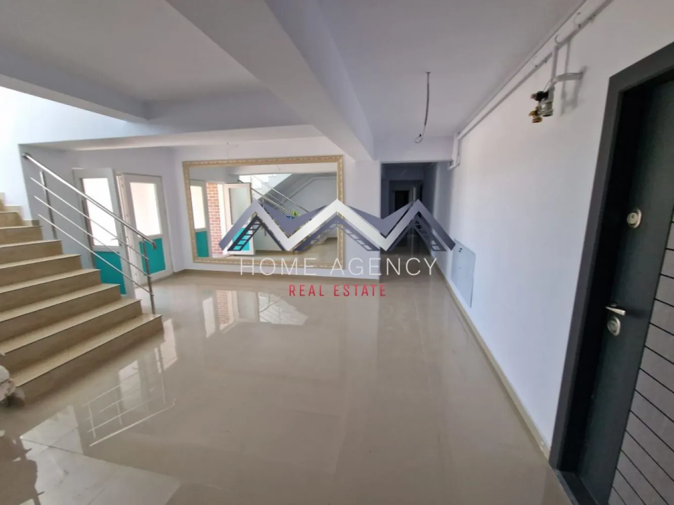 Apartament 2 camere Otopeni | include parcare | Comision 0 - Descoperă locuința care îți oferă libertatea de a o personaliza exact așa cum îți dorești. Acest apartament modern reprezintă alegerea ideală atât pentru cei care își caută o locuință confortabilă, cât și pentru investitorii care își doresc o proprietate cu potențial. Locuința este situată la parter (înalt), într-un bloc nou cu regim de înălțime P+3r, parte dintr-un ansamblu rezidențial modern, cu acces controlat și zone verzi amenajate pentru relaxare. Apartamentul are o suprafață utilă de 41,90 mp, la care se adaugă un balcon de 4,70 mp, oferind un spațiu bine compartimentat și funcțional. Orientarea Sud-Est asigură lumină naturală din abundență pe parcursul zilei, contribuind la un ambient plăcut și aerisit. Fiind nemobilat, apartamentul îți oferă posibilitatea de a-l amenaja complet după propriul stil și preferințe. Este o opțiune excelentă atât pentru locuit, cât și pentru investiție, permițând optimizarea amenajării și a bugetului în funcție de nevoile tale. Printre avantajele importante ale acestei proprietăți se numără locul de parcare și TVA-ul inclus în preț și comision 0%, achiziția realizându-se direct de la dezvoltator. Ansamblul este modern, liniștit și securizat, oferind un mediu plăcut pentru locuire. Localizarea este un alt punct forte, cu acces rapid către DN1, Centura Capitalei, Aeroport și zona Pipera. În apropiere se găsesc magazine, restaurante și stații de transport în comun, ceea ce face ca deplasarea și accesul la facilități să fie rapide și convenabile. În plus, beneficiezi de consultanță gratuită și brokeraj financiar fără costuri suplimentare, pentru a face procesul de achiziție cât mai simplu și eficient. 📞 Sună acum și programează o vizionare cu echipa noastră de vânzări! }}