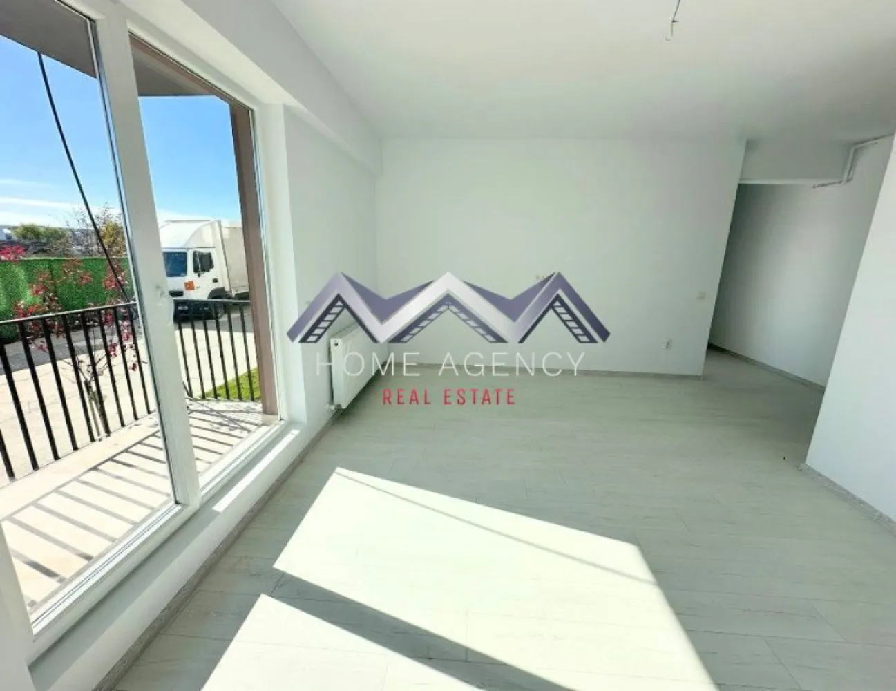 Apartament 2 camere Otopeni | include parcare | Comision 0 - Descoperă locuința care îți oferă libertatea de a o personaliza exact așa cum îți dorești. Acest apartament modern reprezintă alegerea ideală atât pentru cei care își caută o locuință confortabilă, cât și pentru investitorii care își doresc o proprietate cu potențial. Locuința este situată la parter (înalt), într-un bloc nou cu regim de înălțime P+3r, parte dintr-un ansamblu rezidențial modern, cu acces controlat și zone verzi amenajate pentru relaxare. Apartamentul are o suprafață utilă de 41,90 mp, la care se adaugă un balcon de 4,70 mp, oferind un spațiu bine compartimentat și funcțional. Orientarea Sud-Est asigură lumină naturală din abundență pe parcursul zilei, contribuind la un ambient plăcut și aerisit. Fiind nemobilat, apartamentul îți oferă posibilitatea de a-l amenaja complet după propriul stil și preferințe. Este o opțiune excelentă atât pentru locuit, cât și pentru investiție, permițând optimizarea amenajării și a bugetului în funcție de nevoile tale. Printre avantajele importante ale acestei proprietăți se numără locul de parcare și TVA-ul inclus în preț și comision 0%, achiziția realizându-se direct de la dezvoltator. Ansamblul este modern, liniștit și securizat, oferind un mediu plăcut pentru locuire. Localizarea este un alt punct forte, cu acces rapid către DN1, Centura Capitalei, Aeroport și zona Pipera. În apropiere se găsesc magazine, restaurante și stații de transport în comun, ceea ce face ca deplasarea și accesul la facilități să fie rapide și convenabile. În plus, beneficiezi de consultanță gratuită și brokeraj financiar fără costuri suplimentare, pentru a face procesul de achiziție cât mai simplu și eficient. 📞 Sună acum și programează o vizionare cu echipa noastră de vânzări! }}