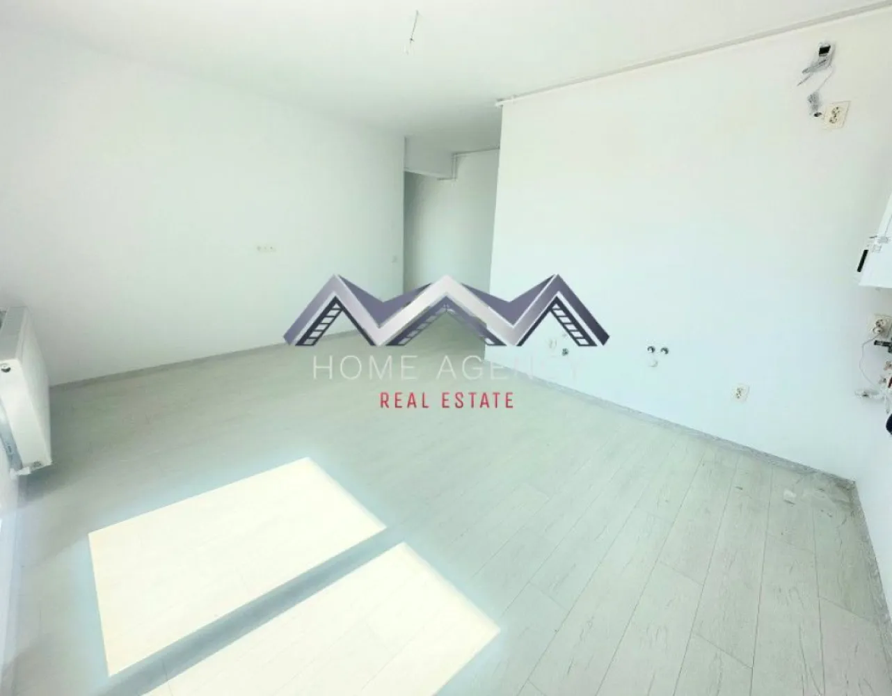 Apartament 2 camere Otopeni | include parcare | Comision 0 - Descoperă locuința care îți oferă libertatea de a o personaliza exact așa cum îți dorești. Acest apartament modern reprezintă alegerea ideală atât pentru cei care își caută o locuință confortabilă, cât și pentru investitorii care își doresc o proprietate cu potențial. Locuința este situată la parter (înalt), într-un bloc nou cu regim de înălțime P+3r, parte dintr-un ansamblu rezidențial modern, cu acces controlat și zone verzi amenajate pentru relaxare. Apartamentul are o suprafață utilă de 41,90 mp, la care se adaugă un balcon de 4,70 mp, oferind un spațiu bine compartimentat și funcțional. Orientarea Sud-Est asigură lumină naturală din abundență pe parcursul zilei, contribuind la un ambient plăcut și aerisit. Fiind nemobilat, apartamentul îți oferă posibilitatea de a-l amenaja complet după propriul stil și preferințe. Este o opțiune excelentă atât pentru locuit, cât și pentru investiție, permițând optimizarea amenajării și a bugetului în funcție de nevoile tale. Printre avantajele importante ale acestei proprietăți se numără locul de parcare și TVA-ul inclus în preț și comision 0%, achiziția realizându-se direct de la dezvoltator. Ansamblul este modern, liniștit și securizat, oferind un mediu plăcut pentru locuire. Localizarea este un alt punct forte, cu acces rapid către DN1, Centura Capitalei, Aeroport și zona Pipera. În apropiere se găsesc magazine, restaurante și stații de transport în comun, ceea ce face ca deplasarea și accesul la facilități să fie rapide și convenabile. În plus, beneficiezi de consultanță gratuită și brokeraj financiar fără costuri suplimentare, pentru a face procesul de achiziție cât mai simplu și eficient. 📞 Sună acum și programează o vizionare cu echipa noastră de vânzări! }}