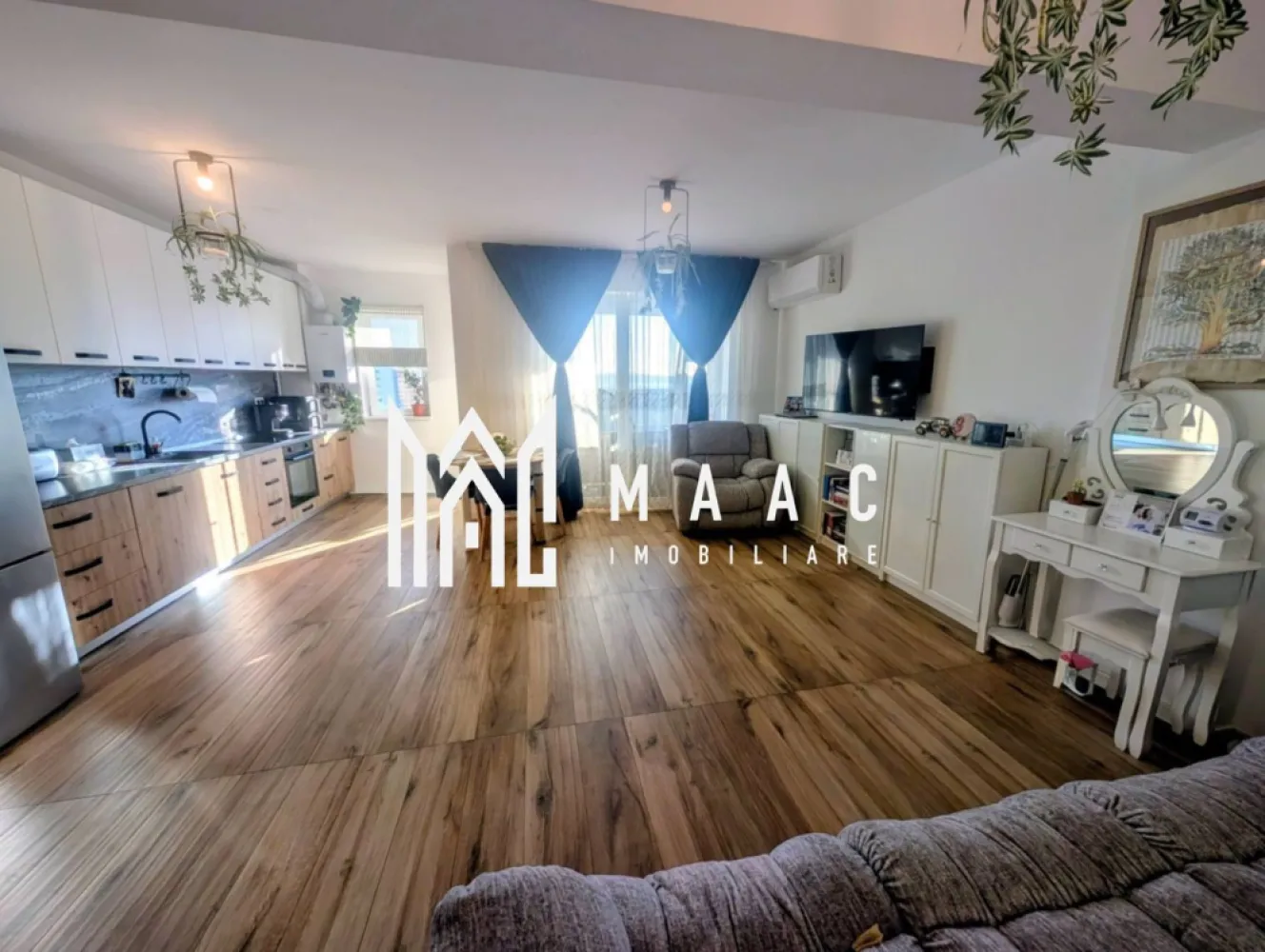 Apartament 3 camere | Balcon | Lift | Parcare | Prelungirea Mihai Viteazul - Maac Imobiliare prezintă spre vânzare un apartament modern cu 3 camere, intabulat, situat în zona Prelungirea Mihai Viteazu – una dintre cele mai căutate și bine dezvoltate zone rezidențiale din Sibiu. Locuința impresionează prin compartimentarea eficientă, finisajele premium și confortul oferit de dotările moderne, fiind alegerea ideală atât pentru o familie, cât și pentru investiție. Avantaje: Apartament complet mobilat și utilat modern Balcon spațios de 10 mp Încălzire în pardoseală Aer condiționat Etaj intermediar: 6 din 8 Bloc dotat cu lift Loc de parcare inclus Finisaje și materiale de calitate superioară Detalii apartament: Suprafață utilă: 72 mp Etaj: 6 din 8 Compartimentare modernă și practică: Hol de acces Living open-space cu bucătărie și ieșire în balcon 2 dormitoare 2 băi Balcon generos de 10 mp, ideal pentru relaxare Imobilul se predă complet mobilat și utilat, exact ca în fotografii, fiind pregătit pentru mutare imediată. Dotări și finisaje: Mobilier modern realizat la comandă Electrocasnice de calitate superioară Încălzire în pardoseală în toate încăperile Aer condiționat Finisaje premium Tâmplărie PVC cu geam termopan Modalitate de plată: Apartamentul este intabulat și poate fi achiziționat atât din surse proprii, cât și prin credit bancar. Prețul rămâne același indiferent de modalitatea de plată. Locație: Imobilul este situat în zona Prelungirea Mihai Viteazu, cu acces facil către principalele puncte de interes din Sibiu: centre comerciale, supermarketuri, școli, grădinițe, farmacii, bănci și stații de transport în comun. Zona este complet dezvoltată, cu infrastructură modernă și acces rapid către toate direcțiile orașului. Pentru mai multe detalii vă rugăm să precizați telefonic că ați văzut anunțul cu CP3042506.