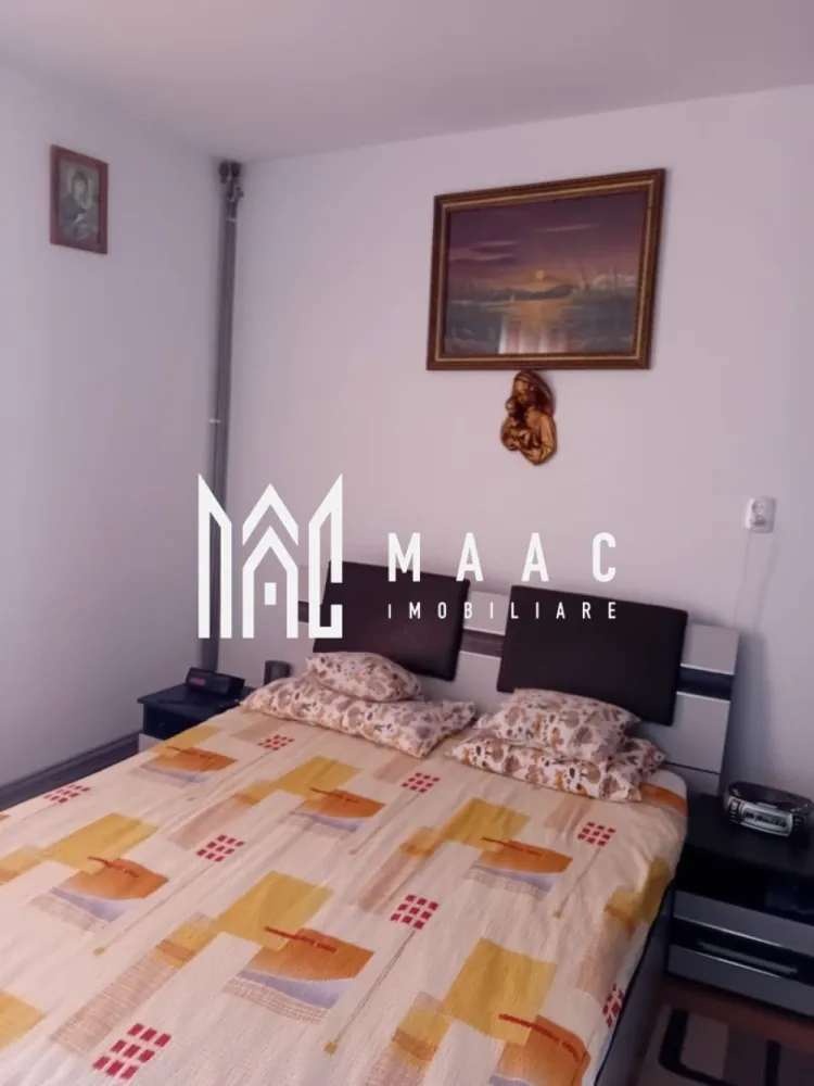 Apartament 2 camere | Ultracentral | Etaj 1 | Pivniță | Ultracentral - Maac Imobiliare prezintă un apartament cu 2 camere, situat la casă, în zonă ultracentrală, poziționat excelent pentru investiție sau locuință. Locuința este amplasată la etajul 1 și are o suprafață utilă de 33 mp, fiind completată de o pivniță proprie de 12 mp și pod situat deasupra apartamentului, ideale pentru depozitare. Compartimentarea este practică, iar apartamentul se vinde complet mobilat și utilat, fiind pregătit pentru utilizare imediată. Dispune de centrală termică proprie, asigurând confort termic pe tot parcursul anului. Un aspect important de menționat este faptul că baia este situată în exteriorul apartamentului, însă aceasta este în proprietate exclusivă. Nu există posibilitatea amenajării unei băi în interior. Imobilul este amplasat într-o curte comună, într-o zonă cu acces facil către toate punctele de interes ale orașului, ceea ce îl face ideal pentru regim hotelier sau închiriere pe termen scurt. Apartamentul este liber și disponibil imediat. Pentru mai multe detalii sau programarea unei vizionări vă rugăm să menționați la telefon numărul CP3037694