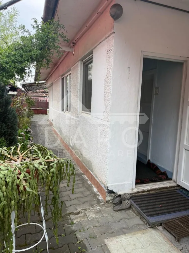 Vand casa in Sancraiu de Mures , situat in Sancraiu de Mures - 🏡 Ofer spre vânzare casă în Sâncraiu de Mureș – 78.000 € Vă propun spre vânzare o casă situată în Sâncraiu de Mureș, la doar 3 km de centrul municipiului Târgu Mureș, ideală pentru cei care își doresc liniște, spațiu și acces rapid către oraș. 📐 Suprafață construită: 90 mp 🌳 Teren: 600 mp Casa este construită din cărămidă, pe fundație de beton, și este amplasată pe o stradă asfaltată, cu toate utilitățile la proprietate: ✔ apă ✔ gaz ✔ canalizare ✔ curent Compartimentarea este practică și include: 2 camere bucătărie cămară baie bucătărie de vară pivniță magazie garaj anexe gospodărești Această proprietate este potrivită pentru o familie care își dorește o casă în apropierea orașului, dar într-o zonă mai liniștită, cu teren generos și multiple spații auxiliare. 💶 Preț: 78.000 €