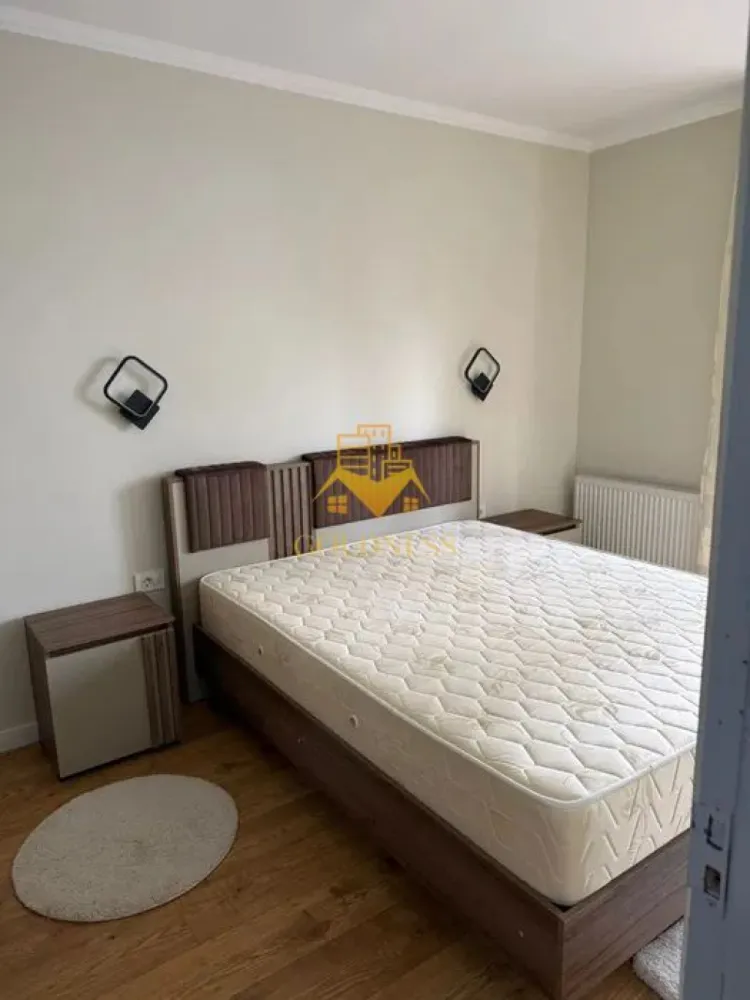 2 Camere Open space, Parcare, Intre lacuri, Iulius Mall, FSEGA,Dunarii - GOLDNESS Imobiliare vă propune spre închiriere un apartament cu 2 camere complet mobilat și utilat, la etajul 1 într-un imobil de 3 etaje, în Cartierul Intre lacuri. Parcare inclusa! Se află în apropierea stațiilor de transport în comun, magazine, restaurante, spații verzi, farmacii, etc. Apartamentul este compartimentat astfel: - dormitor cu pat matrimonial, dressing, noptiere - living cu bucatarie open space complet utilată și mobilată, canapea extensibilă, loc de servit masa - baie cu cada, calorifer port prosop și dulap pentru depozitare. -balcon 5 mp. Imobilul este dotat cu toate cele necesare- centrală proprie, frigider, aragaz, hotă, mașină de spălat haine, etc. Dacă sunteți interesați de acest apartament și doriți să îl vizionați, dar și pentru alte oferte nu ezitați să ne contactați telefonic sau prin e-mail. Vă stăm la dispoziție! Pentru intermediere se percepe un comision de 50% din prețul chiriei!