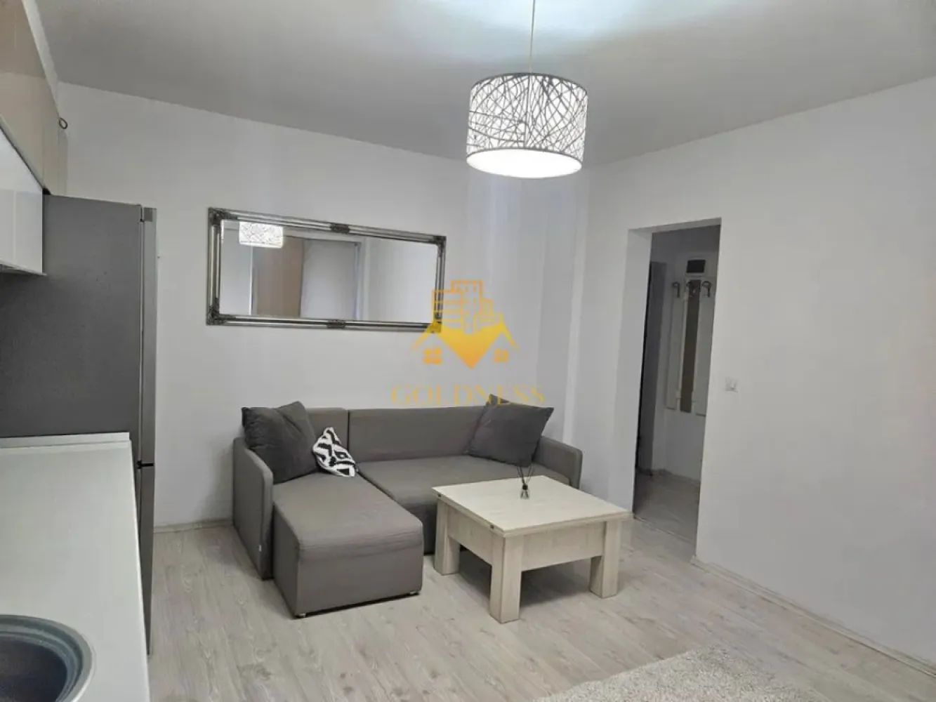 2 Camere Open Space, Intre Lacuri, Parcare, Iulius Mall, FSEGA,Dunarii - GOLDNESS Imobiliare vă propune spre închiriere un apartament cu 2 camere complet mobilat și utilat, la parterul inalt al unui imobil de 5 etaje, în Cartierul Intre lacuri! Parcare exterioara la liber Se află în apropierea stațiilor de transport în comun, magazine, restaurante, spații verzi, farmacii, etc. Apartamentul este compartimentat astfel: - dormitor cu pat matrimonial, dressing, noptiere - living cu bucatarie open space complet utilată și mobilată, canapea extensibilă, loc de servit masa - baie cu cabina de dus, calorifer port prosop și dulap pentru depozitare. - balcon 6 mp. Imobilul este dotat cu toate cele necesare- centrală proprie, frigider, aragaz, hotă, mașină de spălat haine, etc. Dacă sunteți interesați de acest apartament și doriți să îl vizionați, dar și pentru alte oferte nu ezitați să ne contactați telefonic sau prin e-mail. Vă stăm la dispoziție! Pentru intermediere se percepe un comision de 50% din prețul chiriei!