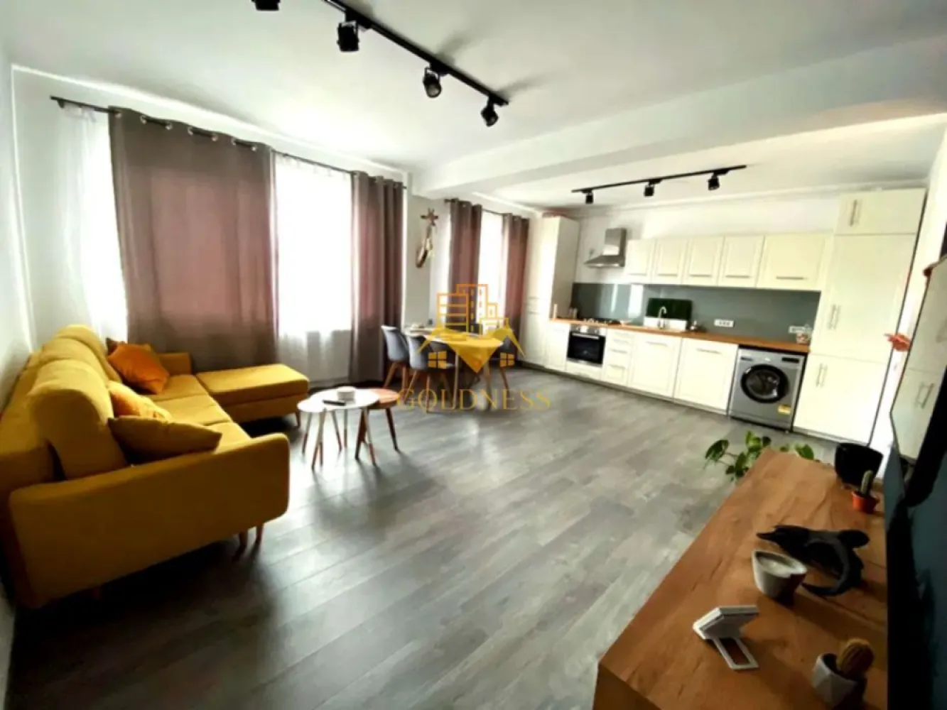 2 Camere Openspace, Petfriendly,Borhanci, Parcare, Modern, Profi. - GOLDNESS Imobiliare vă propune spre închiriere un apartament cu 2 camere complet mobilat și utilat, la etajul 1 într-un imobil de 3 etaje, în Cartierul Borhanci. Apartamentul este Petfriendly. Parcare inclusa! Se află în apropierea stațiilor de transport în comun, magazine, restaurante, spații verzi, farmacii, etc. Apartamentul este compartimentat astfel: - dormitor cu pat matrimonial, dressing, noptiere - living cu bucatarie open space complet utilată și mobilată, canapea extensibilă, loc de servit masa - baie cu cabina de dus, calorifer port prosop și dulap pentru depozitare. - balcon 5 mp. Imobilul este dotat cu toate cele necesare- centrală proprie, frigider, aragaz, hotă, mașină de spălat haine, etc. Dacă sunteți interesați de acest apartament și doriți să îl vizionați, dar și pentru alte oferte nu ezitați să ne contactați telefonic sau prin e-mail. Vă stăm la dispoziție! Pentru intermediere se percepe un comision de 50% din prețul chiriei!