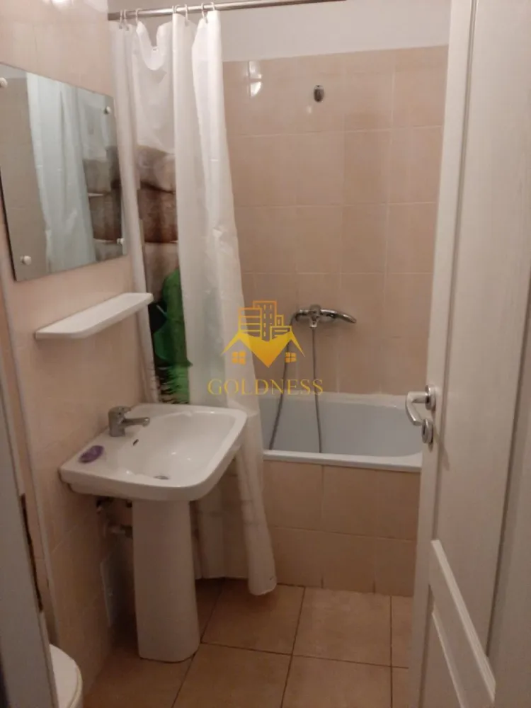 1 camera, Cartierul Marasti, Centrala proprie, AC, Kaufland, Mega - GOLDNESS Imobiliare vă propune spre închiriere un apartament cu 1 camere complet mobilat și utilat, la etajul 1 într-un imobil de 4 etaje, în Cartierul Marasti. Posibilitate de parcare în zona la liber. Se află în apropierea stațiilor de transport în comun, magazine, restaurante, spații verzi, farmacii, etc. Apartamentul este compartimentat astfel: - camera cu canapea extensibila - bucătărie complet utilată și mobilată - baie cu cada, calorifer port prosop și dulap pentru depozitare. - balcon deschis 3mp. -A.C Imobilul este dotat cu toate cele necesare- centrală proprie, frigider, aragaz, mașină de spălat haine, etc. Dacă sunteți interesați de acest apartament și doriți să îl vizionați, dar și pentru alte oferte nu ezitați să ne contactați telefonic sau prin e-mail. Vă stăm la dispoziție! Pentru intermediere se percepe un comision de 50% din prețul chiriei! }}