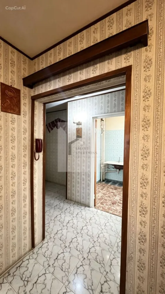 COMISION 0% - Dorobanți - 3 camere - - Acest apartament nu impresionează prin finisaje, deoarece necesită renovare completă, dar în imobiliare, criteriul care contează cu adevărat nu este starea actuală, ci locația. Iar aici vorbim despre Dorobanți, una dintre cele mai apreciate și stabile zone din București. Avantaje principale: poziționare excelentă, aproape de Piața Dorobanți zonă matură, cu infrastructură completă acces rapid către Floreasca, Primăverii și centru restaurante, cafenele, școli și servicii premium în proximitate clădire solidă Compartimentarea este practică, iar spațiul oferă multiple posibilități de reamenajare. Acest apartament poate fi transformat într-o locuință modernă sau într-o investiție cu randament bun. Un avantaj major: în Dorobanți, oferta este limitată, iar proprietățile bine poziționate își păstrează valoarea în timp. Suport complet în procesul de achiziție Pentru o experiență simplă și sigură, te pot sprijini cu: recomandare broker de credite experimentat, pentru identificarea celei mai avantajoase soluții de finanțare recomandare notar de încredere, pentru un proces de tranzacționare clar, sigur și eficient firmă specializată în renovări interioare, pentru transformarea completă a apartamentului Dacă îți dorești să personalizezi locuința exact după gustul tău, într-o zonă unde oportunitățile apar rar, acest apartament este o alegere potrivită. }}