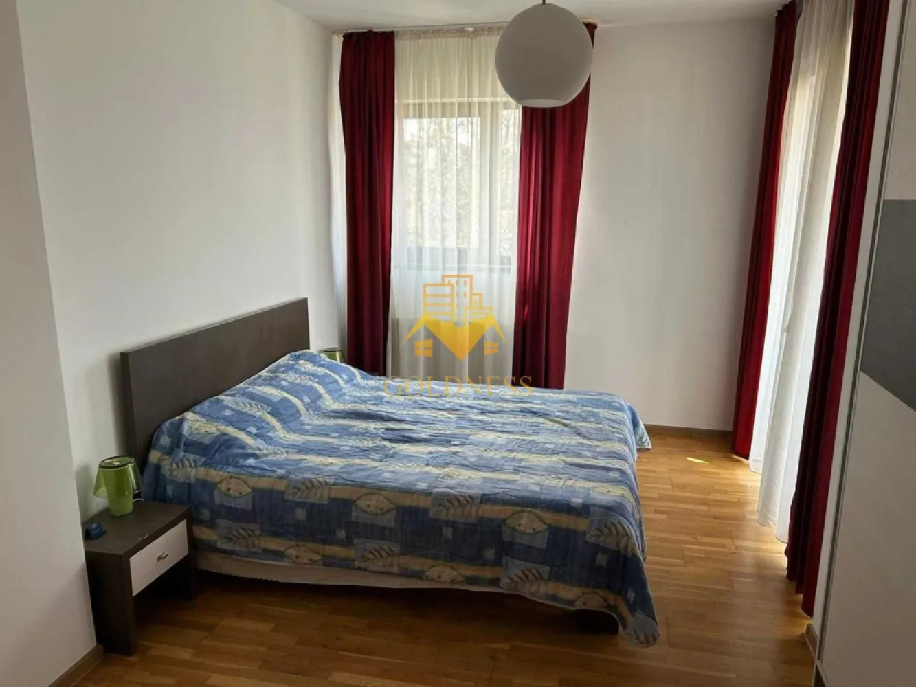2 camere, Zorilor,UMF,USAMV, Observatorului, Grădină Botanica, Parcare - GOLDNESS Imobiliare vă propune spre închiriere un apartament cu 2 camere complet mobilat și utilat, la etajul 1 în Cartierul Zorilor. Dispune de loc de parcare care nu este inclusă în preț. Se află în apropierea stațiilor de transport în comun, magazine, restaurante, spații verzi, farmacii, etc. Apartamentul este compartimentat astfel: - dormitor cu pat matrimonial, dressing, noptiere - living cu canapea extensibilă - bucătărie deschisă complet utilată și mobilată, loc de servit masa, mașina spălat vase - baie cu cada, calorifer port prosop și dulap pentru depozitare. - balcon 5mp. Imobilul este dotat cu toate cele necesare- centrală proprie, frigider, aragaz, hotă, mașină de spălat haine, etc. Dacă sunteți interesați de acest apartament și doriți să îl vizionați, dar și pentru alte oferte nu ezitați să ne contactați telefonic sau prin e-mail. Vă stăm la dispoziție! Pentru intermediere se percepe un comision de 50% din prețul chiriei! }}