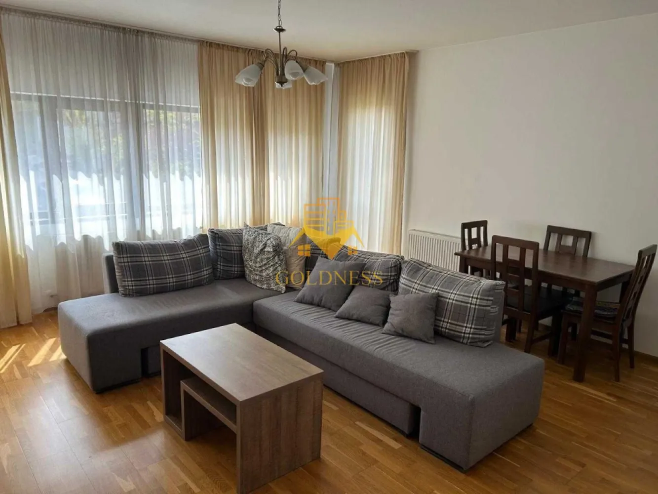 2 camere, Zorilor,UMF,USAMV, Observatorului, Grădină Botanica, Parcare - GOLDNESS Imobiliare vă propune spre închiriere un apartament cu 2 camere complet mobilat și utilat, la etajul 1 în Cartierul Zorilor. Dispune de loc de parcare care nu este inclusă în preț. Se află în apropierea stațiilor de transport în comun, magazine, restaurante, spații verzi, farmacii, etc. Apartamentul este compartimentat astfel: - dormitor cu pat matrimonial, dressing, noptiere - living cu canapea extensibilă - bucătărie deschisă complet utilată și mobilată, loc de servit masa, mașina spălat vase - baie cu cada, calorifer port prosop și dulap pentru depozitare. - balcon 5mp. Imobilul este dotat cu toate cele necesare- centrală proprie, frigider, aragaz, hotă, mașină de spălat haine, etc. Dacă sunteți interesați de acest apartament și doriți să îl vizionați, dar și pentru alte oferte nu ezitați să ne contactați telefonic sau prin e-mail. Vă stăm la dispoziție! Pentru intermediere se percepe un comision de 50% din prețul chiriei! }}