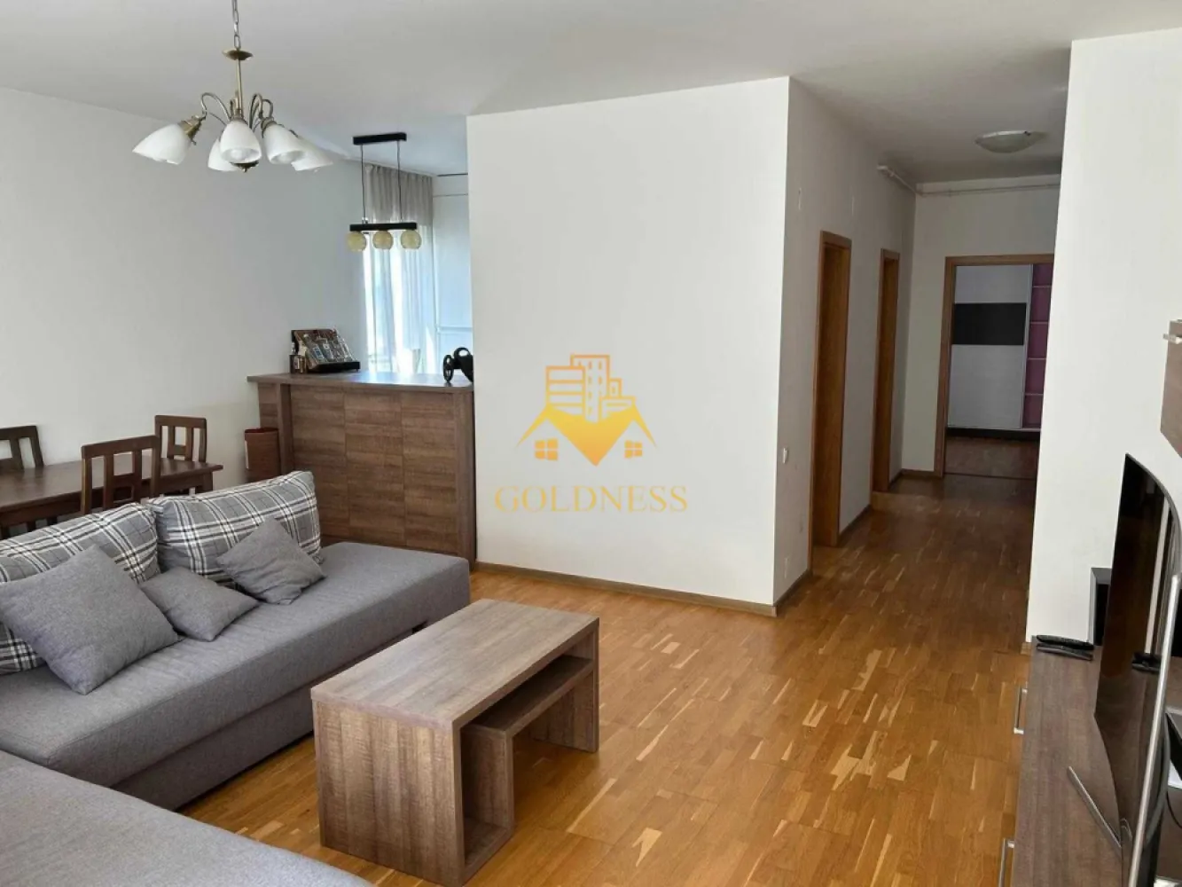 2 camere, Zorilor,UMF,USAMV, Observatorului, Grădină Botanica, Parcare - GOLDNESS Imobiliare vă propune spre închiriere un apartament cu 2 camere complet mobilat și utilat, la etajul 1 în Cartierul Zorilor. Dispune de loc de parcare care nu este inclusă în preț. Se află în apropierea stațiilor de transport în comun, magazine, restaurante, spații verzi, farmacii, etc. Apartamentul este compartimentat astfel: - dormitor cu pat matrimonial, dressing, noptiere - living cu canapea extensibilă - bucătărie deschisă complet utilată și mobilată, loc de servit masa, mașina spălat vase - baie cu cada, calorifer port prosop și dulap pentru depozitare. - balcon 5mp. Imobilul este dotat cu toate cele necesare- centrală proprie, frigider, aragaz, hotă, mașină de spălat haine, etc. Dacă sunteți interesați de acest apartament și doriți să îl vizionați, dar și pentru alte oferte nu ezitați să ne contactați telefonic sau prin e-mail. Vă stăm la dispoziție! Pentru intermediere se percepe un comision de 50% din prețul chiriei! }}