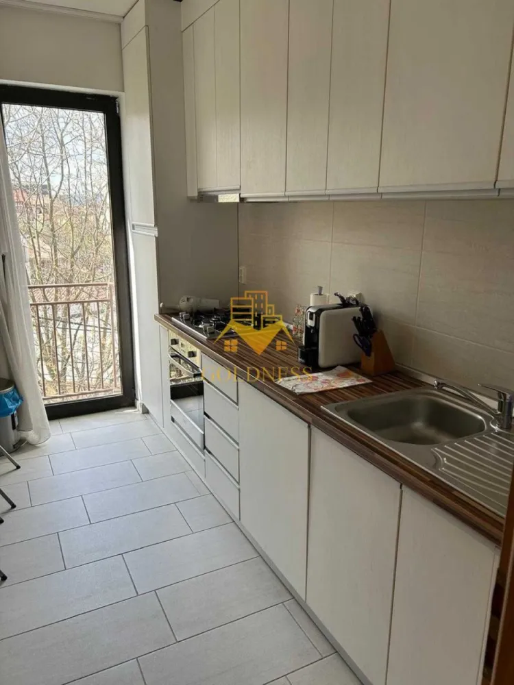2 camere, Zorilor,UMF,USAMV, Observatorului, Grădină Botanica, Parcare - GOLDNESS Imobiliare vă propune spre închiriere un apartament cu 2 camere complet mobilat și utilat, la etajul 1 în Cartierul Zorilor. Dispune de loc de parcare care nu este inclusă în preț. Se află în apropierea stațiilor de transport în comun, magazine, restaurante, spații verzi, farmacii, etc. Apartamentul este compartimentat astfel: - dormitor cu pat matrimonial, dressing, noptiere - living cu canapea extensibilă - bucătărie deschisă complet utilată și mobilată, loc de servit masa, mașina spălat vase - baie cu cada, calorifer port prosop și dulap pentru depozitare. - balcon 5mp. Imobilul este dotat cu toate cele necesare- centrală proprie, frigider, aragaz, hotă, mașină de spălat haine, etc. Dacă sunteți interesați de acest apartament și doriți să îl vizionați, dar și pentru alte oferte nu ezitați să ne contactați telefonic sau prin e-mail. Vă stăm la dispoziție! Pentru intermediere se percepe un comision de 50% din prețul chiriei! }}