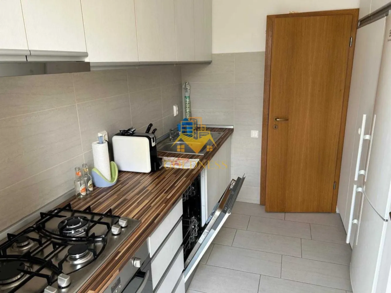 2 camere, Zorilor,UMF,USAMV, Observatorului, Grădină Botanica, Parcare - GOLDNESS Imobiliare vă propune spre închiriere un apartament cu 2 camere complet mobilat și utilat, la etajul 1 în Cartierul Zorilor. Dispune de loc de parcare care nu este inclusă în preț. Se află în apropierea stațiilor de transport în comun, magazine, restaurante, spații verzi, farmacii, etc. Apartamentul este compartimentat astfel: - dormitor cu pat matrimonial, dressing, noptiere - living cu canapea extensibilă - bucătărie deschisă complet utilată și mobilată, loc de servit masa, mașina spălat vase - baie cu cada, calorifer port prosop și dulap pentru depozitare. - balcon 5mp. Imobilul este dotat cu toate cele necesare- centrală proprie, frigider, aragaz, hotă, mașină de spălat haine, etc. Dacă sunteți interesați de acest apartament și doriți să îl vizionați, dar și pentru alte oferte nu ezitați să ne contactați telefonic sau prin e-mail. Vă stăm la dispoziție! Pentru intermediere se percepe un comision de 50% din prețul chiriei! }}