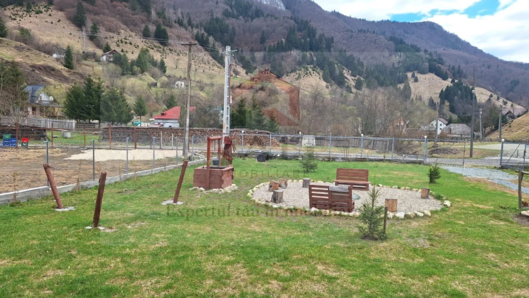 Casa Vacanta Rucar Saticu de Jos Arges - Oportunitate rară în Rucăr: Casă de vacanță cu 5 camere – Ideală pentru familii mari sau Airbnb Cauți o proprietate care să îmbine relaxarea cu potențialul de investiție? Această vilă situată în pitoreasca zonă Rucăr oferă tot spațiul de care ai nevoie. Cu un regim de înălțime optim și 5 camere bine compartimentate, casa poate deveni reședința ta de weekend sau o afacere de succes în regim hotelier. Imaginează-ți diminețile în care singurul sunet care te trezește este clipocitul râului sau foșnetul pădurii. Această vilă spațioasă din Rucăr nu este doar o casă, ci biletul tău către o viață mai liniștită. Cu 5 camere generoase, proprietatea este concepută pentru a găzdui amintiri de neuitat alături de familie și prieteni. Fie că vrei să îți bei cafeaua pe terasă admirând crestele munților sau să te cuibărești lângă șemineu după o zi de drumeții spre Piatra Craiului, acest loc îți oferă confortul modern într-un cadru natural autentic. Este refugiul unde timpul stă în loc, iar stresul orașului devine o amintire îndepărtată. De ce să alegi această proprietate? Localizare strategică: În celebrul culoar Rucăr-Bran, aproape de obiective turistice majore (Peștera Dâmbovicioara, Castelul Bran). Spațiu generos: 5 camere care oferă intimitate fiecărui membru al familiei. Gata de locuit: Finisaje care îmbină stilul rustic cu utilitatea modernă. Nu rata șansa de a deține o proprietate într-una dintre cele mai căutate zone montane din România! }}