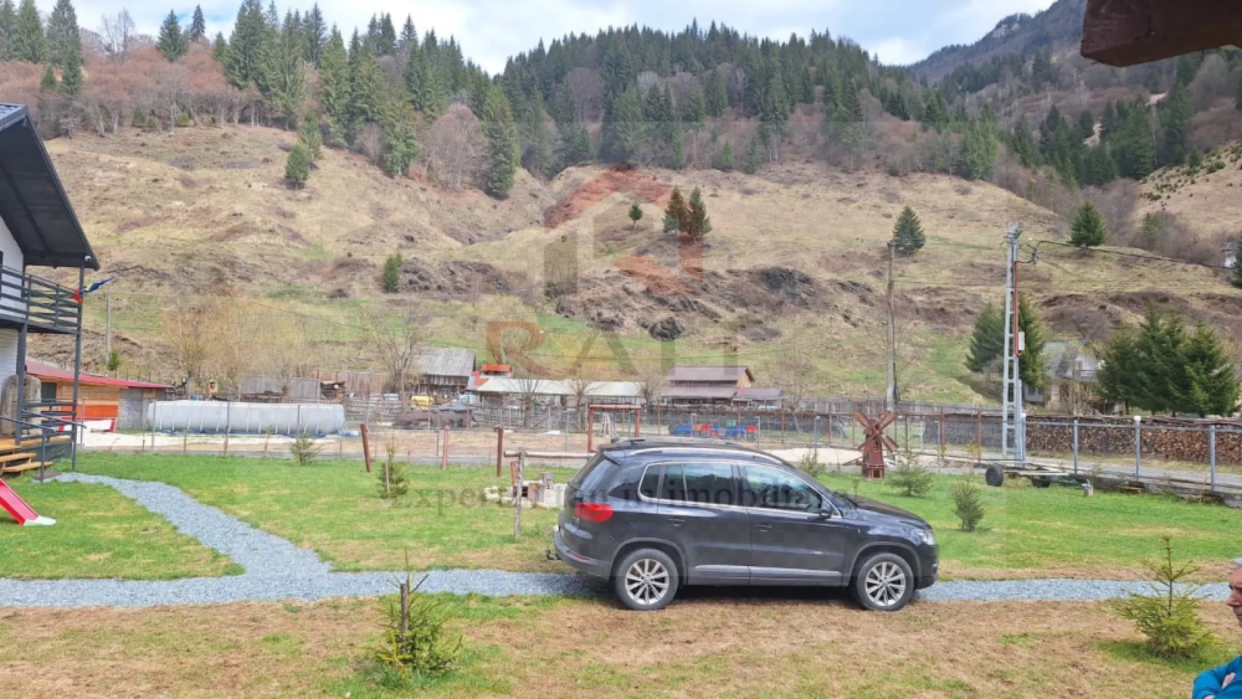 Casa Vacanta Rucar Saticu de Jos Arges - Oportunitate rară în Rucăr: Casă de vacanță cu 5 camere – Ideală pentru familii mari sau Airbnb Cauți o proprietate care să îmbine relaxarea cu potențialul de investiție? Această vilă situată în pitoreasca zonă Rucăr oferă tot spațiul de care ai nevoie. Cu un regim de înălțime optim și 5 camere bine compartimentate, casa poate deveni reședința ta de weekend sau o afacere de succes în regim hotelier. Imaginează-ți diminețile în care singurul sunet care te trezește este clipocitul râului sau foșnetul pădurii. Această vilă spațioasă din Rucăr nu este doar o casă, ci biletul tău către o viață mai liniștită. Cu 5 camere generoase, proprietatea este concepută pentru a găzdui amintiri de neuitat alături de familie și prieteni. Fie că vrei să îți bei cafeaua pe terasă admirând crestele munților sau să te cuibărești lângă șemineu după o zi de drumeții spre Piatra Craiului, acest loc îți oferă confortul modern într-un cadru natural autentic. Este refugiul unde timpul stă în loc, iar stresul orașului devine o amintire îndepărtată. De ce să alegi această proprietate? Localizare strategică: În celebrul culoar Rucăr-Bran, aproape de obiective turistice majore (Peștera Dâmbovicioara, Castelul Bran). Spațiu generos: 5 camere care oferă intimitate fiecărui membru al familiei. Gata de locuit: Finisaje care îmbină stilul rustic cu utilitatea modernă. Nu rata șansa de a deține o proprietate într-una dintre cele mai căutate zone montane din România! }}