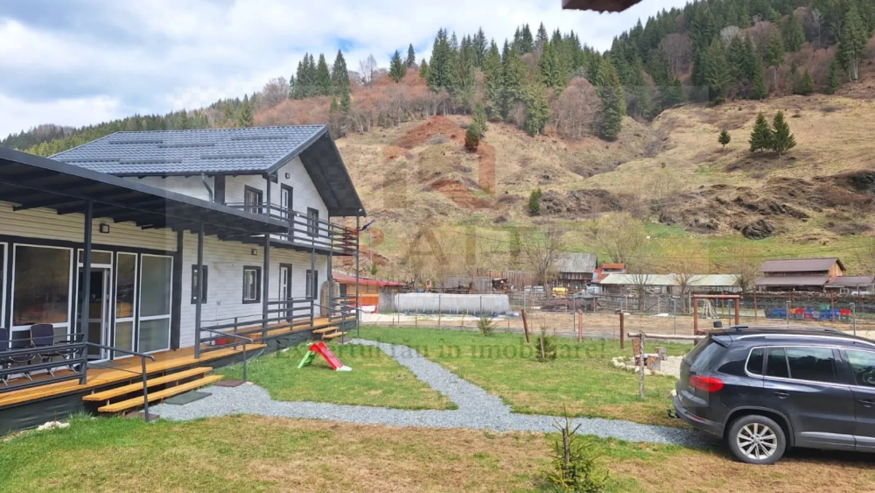 Casa Vacanta Rucar Saticu de Jos Arges - Oportunitate rară în Rucăr: Casă de vacanță cu 5 camere – Ideală pentru familii mari sau Airbnb Cauți o proprietate care să îmbine relaxarea cu potențialul de investiție? Această vilă situată în pitoreasca zonă Rucăr oferă tot spațiul de care ai nevoie. Cu un regim de înălțime optim și 5 camere bine compartimentate, casa poate deveni reședința ta de weekend sau o afacere de succes în regim hotelier. Imaginează-ți diminețile în care singurul sunet care te trezește este clipocitul râului sau foșnetul pădurii. Această vilă spațioasă din Rucăr nu este doar o casă, ci biletul tău către o viață mai liniștită. Cu 5 camere generoase, proprietatea este concepută pentru a găzdui amintiri de neuitat alături de familie și prieteni. Fie că vrei să îți bei cafeaua pe terasă admirând crestele munților sau să te cuibărești lângă șemineu după o zi de drumeții spre Piatra Craiului, acest loc îți oferă confortul modern într-un cadru natural autentic. Este refugiul unde timpul stă în loc, iar stresul orașului devine o amintire îndepărtată. De ce să alegi această proprietate? Localizare strategică: În celebrul culoar Rucăr-Bran, aproape de obiective turistice majore (Peștera Dâmbovicioara, Castelul Bran). Spațiu generos: 5 camere care oferă intimitate fiecărui membru al familiei. Gata de locuit: Finisaje care îmbină stilul rustic cu utilitatea modernă. Nu rata șansa de a deține o proprietate într-una dintre cele mai căutate zone montane din România! }}