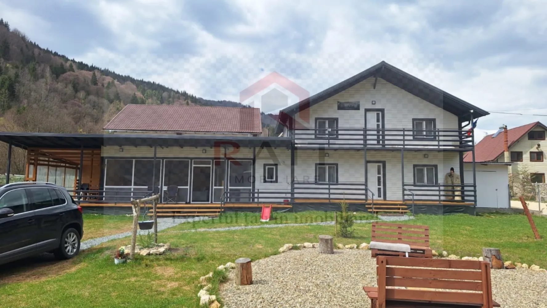 Casa Vacanta Rucar Saticu de Jos Arges - Oportunitate rară în Rucăr: Casă de vacanță cu 5 camere – Ideală pentru familii mari sau Airbnb Cauți o proprietate care să îmbine relaxarea cu potențialul de investiție? Această vilă situată în pitoreasca zonă Rucăr oferă tot spațiul de care ai nevoie. Cu un regim de înălțime optim și 5 camere bine compartimentate, casa poate deveni reședința ta de weekend sau o afacere de succes în regim hotelier. Imaginează-ți diminețile în care singurul sunet care te trezește este clipocitul râului sau foșnetul pădurii. Această vilă spațioasă din Rucăr nu este doar o casă, ci biletul tău către o viață mai liniștită. Cu 5 camere generoase, proprietatea este concepută pentru a găzdui amintiri de neuitat alături de familie și prieteni. Fie că vrei să îți bei cafeaua pe terasă admirând crestele munților sau să te cuibărești lângă șemineu după o zi de drumeții spre Piatra Craiului, acest loc îți oferă confortul modern într-un cadru natural autentic. Este refugiul unde timpul stă în loc, iar stresul orașului devine o amintire îndepărtată. De ce să alegi această proprietate? Localizare strategică: În celebrul culoar Rucăr-Bran, aproape de obiective turistice majore (Peștera Dâmbovicioara, Castelul Bran). Spațiu generos: 5 camere care oferă intimitate fiecărui membru al familiei. Gata de locuit: Finisaje care îmbină stilul rustic cu utilitatea modernă. Nu rata șansa de a deține o proprietate într-una dintre cele mai căutate zone montane din România! }}