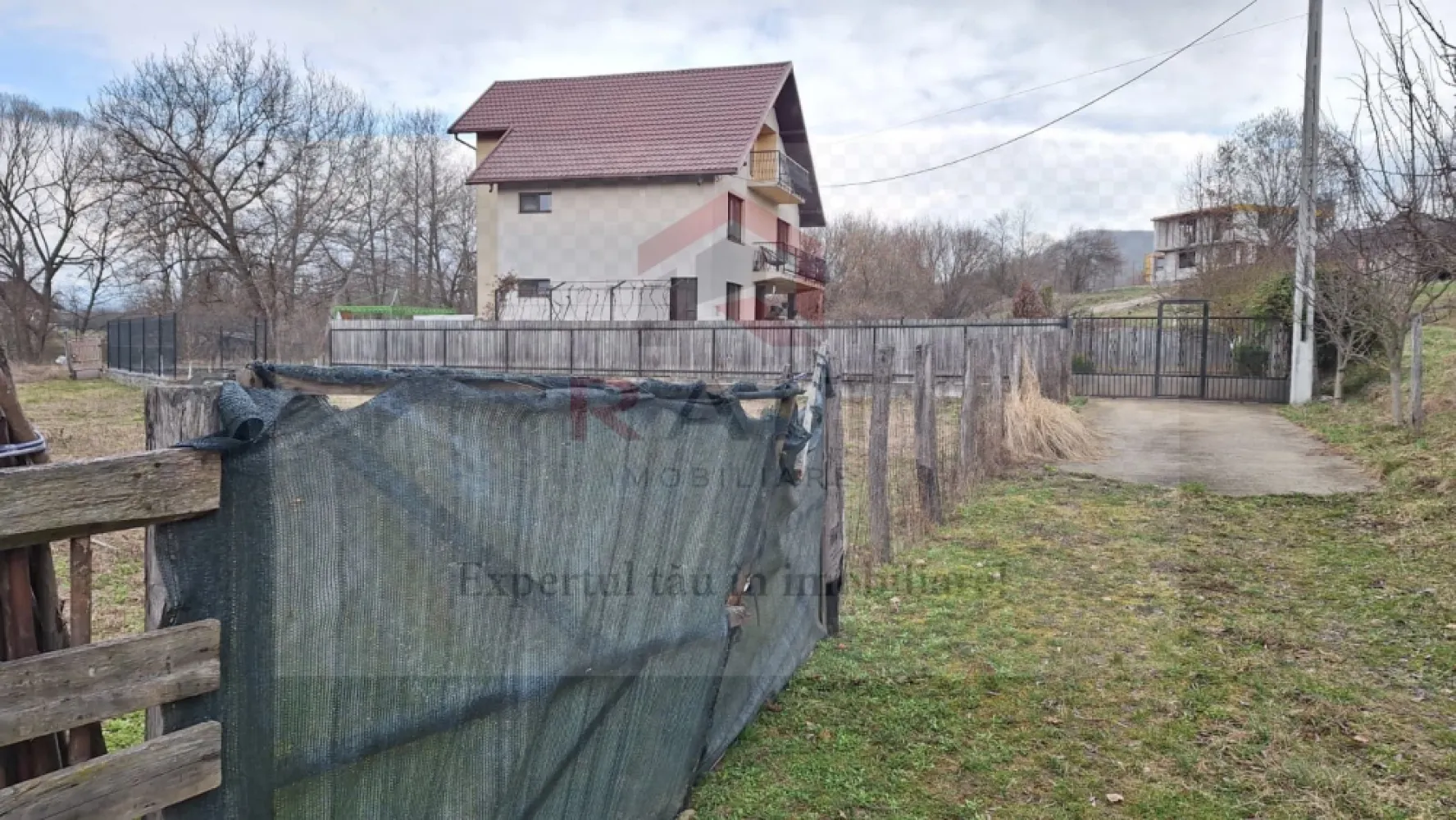 Teren intravilan Curtea de Arges - Specificații teren. Suprafață: 650 mp, cu un teren perfect plan (înclinație de doar 2 grade). Deschidere (Front stradal): 22,15 metri liniari, ceea ce oferă multiple posibilități pentru proiectarea unei locuințe. Preț: 28.500 € (negociabil). Comision: 0% pentru cumpărător. Utilități și Acces: Terenul beneficiază de acces la toate utilitățile necesare, aflate la o distanță de aproximativ 5 metri: Apă trasa pe teren cu apometru. Curent electric; Iluminat stradal. Accesul se face printr-un drum cu o lățime de 5 metri. Avantaje și Localizare: Amplasare: Fiind situat în zona Centrală, oferă acces rapid la punctele de interes din oraș. Peisaj: Terenul oferă o vedere deosebită atât spre munte, cât și spre lac. Stare: Este un teren împrejmuit, cu un grad de comasare de 100%, gata pentru construcție (disponibilitate imediată). Este o oportunitate excelentă pentru cei care doresc să își construiască o casă într-o zonă liniștită, dar centrală, sau pentru o investiție imobiliară. }}