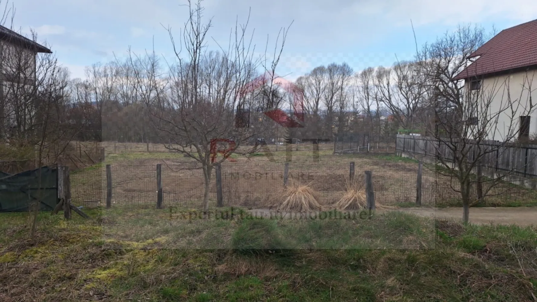 Teren intravilan Curtea de Arges - Specificații teren. Suprafață: 650 mp, cu un teren perfect plan (înclinație de doar 2 grade). Deschidere (Front stradal): 22,15 metri liniari, ceea ce oferă multiple posibilități pentru proiectarea unei locuințe. Preț: 28.500 € (negociabil). Comision: 0% pentru cumpărător. Utilități și Acces: Terenul beneficiază de acces la toate utilitățile necesare, aflate la o distanță de aproximativ 5 metri: Apă trasa pe teren cu apometru. Curent electric; Iluminat stradal. Accesul se face printr-un drum cu o lățime de 5 metri. Avantaje și Localizare: Amplasare: Fiind situat în zona Centrală, oferă acces rapid la punctele de interes din oraș. Peisaj: Terenul oferă o vedere deosebită atât spre munte, cât și spre lac. Stare: Este un teren împrejmuit, cu un grad de comasare de 100%, gata pentru construcție (disponibilitate imediată). Este o oportunitate excelentă pentru cei care doresc să își construiască o casă într-o zonă liniștită, dar centrală, sau pentru o investiție imobiliară. }}