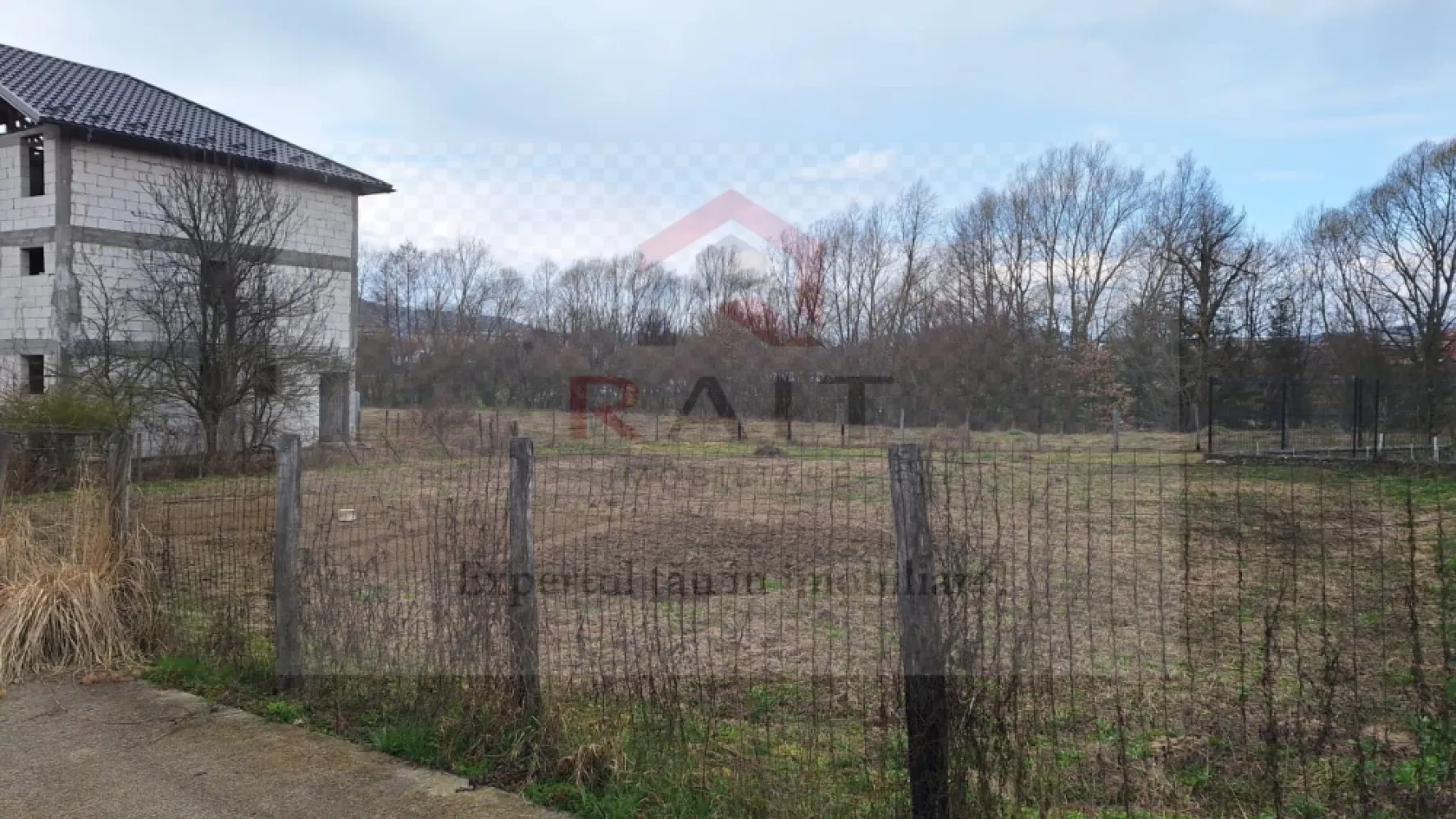 Teren intravilan Curtea de Arges - Specificații teren. Suprafață: 650 mp, cu un teren perfect plan (înclinație de doar 2 grade). Deschidere (Front stradal): 22,15 metri liniari, ceea ce oferă multiple posibilități pentru proiectarea unei locuințe. Preț: 28.500 € (negociabil). Comision: 0% pentru cumpărător. Utilități și Acces: Terenul beneficiază de acces la toate utilitățile necesare, aflate la o distanță de aproximativ 5 metri: Apă trasa pe teren cu apometru. Curent electric; Iluminat stradal. Accesul se face printr-un drum cu o lățime de 5 metri. Avantaje și Localizare: Amplasare: Fiind situat în zona Centrală, oferă acces rapid la punctele de interes din oraș. Peisaj: Terenul oferă o vedere deosebită atât spre munte, cât și spre lac. Stare: Este un teren împrejmuit, cu un grad de comasare de 100%, gata pentru construcție (disponibilitate imediată). Este o oportunitate excelentă pentru cei care doresc să își construiască o casă într-o zonă liniștită, dar centrală, sau pentru o investiție imobiliară. }}