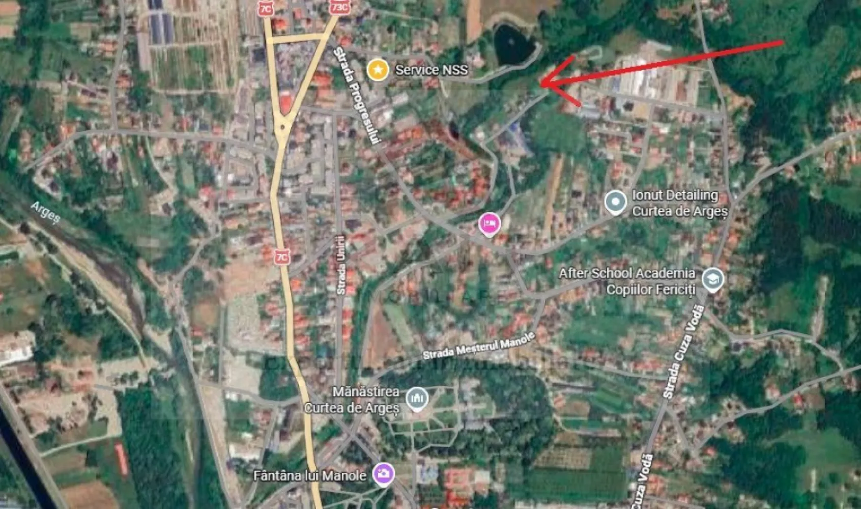 Teren intravilan Curtea de Arges - Specificații teren. Suprafață: 650 mp, cu un teren perfect plan (înclinație de doar 2 grade). Deschidere (Front stradal): 22,15 metri liniari, ceea ce oferă multiple posibilități pentru proiectarea unei locuințe. Preț: 28.500 € (negociabil). Comision: 0% pentru cumpărător. Utilități și Acces: Terenul beneficiază de acces la toate utilitățile necesare, aflate la o distanță de aproximativ 5 metri: Apă trasa pe teren cu apometru. Curent electric; Iluminat stradal. Accesul se face printr-un drum cu o lățime de 5 metri. Avantaje și Localizare: Amplasare: Fiind situat în zona Centrală, oferă acces rapid la punctele de interes din oraș. Peisaj: Terenul oferă o vedere deosebită atât spre munte, cât și spre lac. Stare: Este un teren împrejmuit, cu un grad de comasare de 100%, gata pentru construcție (disponibilitate imediată). Este o oportunitate excelentă pentru cei care doresc să își construiască o casă într-o zonă liniștită, dar centrală, sau pentru o investiție imobiliară. }}