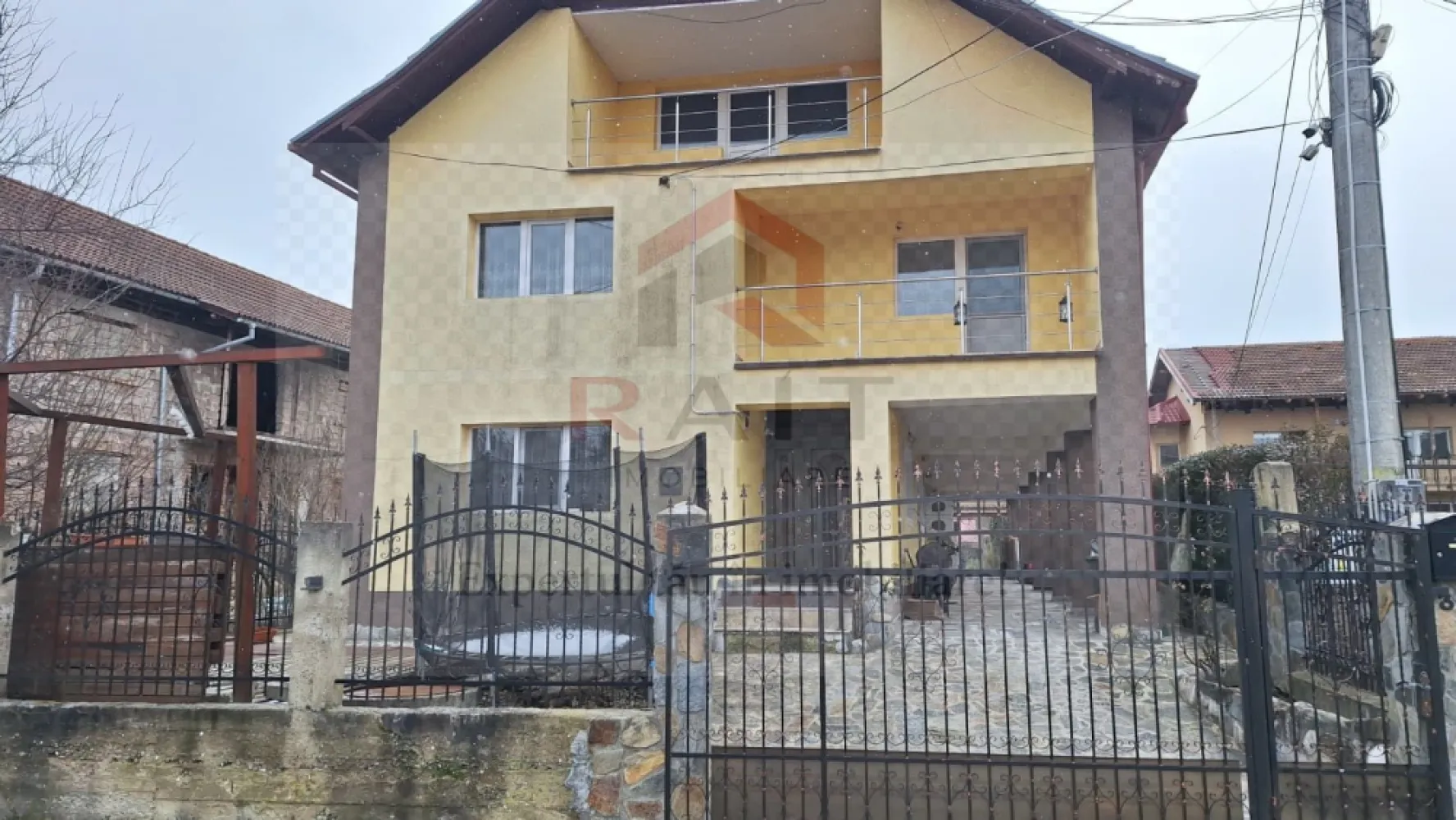 Casa de inchiriat Curtea de Arges - ​Casă de Închiriat - Zona Centrală, Curtea de Argeș ​Această proprietate spațioasă și modernă reprezintă o oportunitate ideală pentru o familie sau pentru cei care caută confort și accesibilitate în inima orașului. Finalizată în anul 2010 și beneficiind de finisaje recente (2020), casa oferă un ambient primitor și dotări de actualitate. ​Detalii Generale: ​Preț: 500 € / lună. ​Suprafață utilă: 180 mp (suprafață construită totală de 200 mp). ​Configurație: 4 camere (3 dormitoare și un living generos). ​Regim înălțime: P+1 (Dispune de scară interioară și pod). ​Teren: Curte de aproximativ 100 mp, cu deschidere de 15 m. ​Compartimentare și Dotări: ​Interior: Casa este mobilată complet și utilată modern. Include o bucătărie închisă (mobilată și utilată cu aragaz, frigider, hotă), 2 băi (una dotată cu cadă și geam pentru aerisire), 2 balcoane și o terasă. ​Confort termic: Centrală termică proprie, calorifere, ferestre cu geam termopan (tâmplărie PVC) și izolație exterioară pentru o eficiență energetică sporită. ​Facilități extra: Jacuzzi, conexiune internet și CATV, boxă la subsol pentru depozitare, sistem de siguranță cu senzor de fum și ușă metalică la intrare. ​Exterior și Amplasament: ​Localizare: Situată în zona centrală, oferă acces rapid la mijloacele de transport în comun, magazine și locuri de joacă pentru copii. ​Vedere: Proprietatea oferă o panoramă frumoasă spre munți. ​Curte: Amenajată, dispune de zonă pentru barbeque și parcare pentru biciclete. Strada este pietruită și beneficiază de iluminat public. ​Puncte forte: ​Stare excelentă a interiorului (bună/nouă). ​Construcție solidă din cărămidă cu acoperiș din țiglă. ​Disponibilitate imediată pentru mutare. ​ }}
