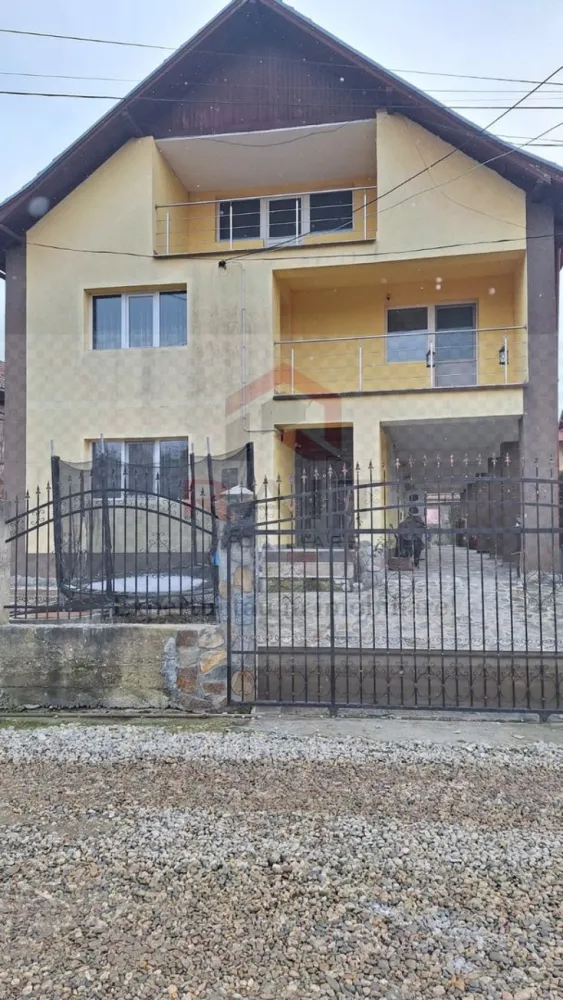 Casa de inchiriat Curtea de Arges - ​Casă de Închiriat - Zona Centrală, Curtea de Argeș ​Această proprietate spațioasă și modernă reprezintă o oportunitate ideală pentru o familie sau pentru cei care caută confort și accesibilitate în inima orașului. Finalizată în anul 2010 și beneficiind de finisaje recente (2020), casa oferă un ambient primitor și dotări de actualitate. ​Detalii Generale: ​Preț: 500 € / lună. ​Suprafață utilă: 180 mp (suprafață construită totală de 200 mp). ​Configurație: 4 camere (3 dormitoare și un living generos). ​Regim înălțime: P+1 (Dispune de scară interioară și pod). ​Teren: Curte de aproximativ 100 mp, cu deschidere de 15 m. ​Compartimentare și Dotări: ​Interior: Casa este mobilată complet și utilată modern. Include o bucătărie închisă (mobilată și utilată cu aragaz, frigider, hotă), 2 băi (una dotată cu cadă și geam pentru aerisire), 2 balcoane și o terasă. ​Confort termic: Centrală termică proprie, calorifere, ferestre cu geam termopan (tâmplărie PVC) și izolație exterioară pentru o eficiență energetică sporită. ​Facilități extra: Jacuzzi, conexiune internet și CATV, boxă la subsol pentru depozitare, sistem de siguranță cu senzor de fum și ușă metalică la intrare. ​Exterior și Amplasament: ​Localizare: Situată în zona centrală, oferă acces rapid la mijloacele de transport în comun, magazine și locuri de joacă pentru copii. ​Vedere: Proprietatea oferă o panoramă frumoasă spre munți. ​Curte: Amenajată, dispune de zonă pentru barbeque și parcare pentru biciclete. Strada este pietruită și beneficiază de iluminat public. ​Puncte forte: ​Stare excelentă a interiorului (bună/nouă). ​Construcție solidă din cărămidă cu acoperiș din țiglă. ​Disponibilitate imediată pentru mutare. ​ }}