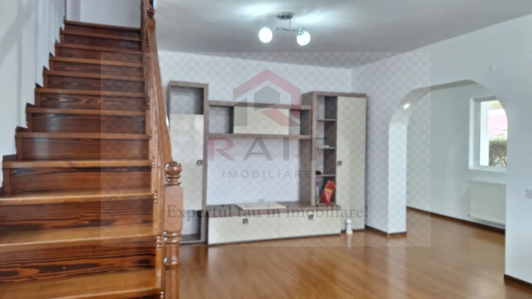 Casa de inchiriat Curtea de Arges - ​Casă de Închiriat - Zona Centrală, Curtea de Argeș ​Această proprietate spațioasă și modernă reprezintă o oportunitate ideală pentru o familie sau pentru cei care caută confort și accesibilitate în inima orașului. Finalizată în anul 2010 și beneficiind de finisaje recente (2020), casa oferă un ambient primitor și dotări de actualitate. ​Detalii Generale: ​Preț: 500 € / lună. ​Suprafață utilă: 180 mp (suprafață construită totală de 200 mp). ​Configurație: 4 camere (3 dormitoare și un living generos). ​Regim înălțime: P+1 (Dispune de scară interioară și pod). ​Teren: Curte de aproximativ 100 mp, cu deschidere de 15 m. ​Compartimentare și Dotări: ​Interior: Casa este mobilată complet și utilată modern. Include o bucătărie închisă (mobilată și utilată cu aragaz, frigider, hotă), 2 băi (una dotată cu cadă și geam pentru aerisire), 2 balcoane și o terasă. ​Confort termic: Centrală termică proprie, calorifere, ferestre cu geam termopan (tâmplărie PVC) și izolație exterioară pentru o eficiență energetică sporită. ​Facilități extra: Jacuzzi, conexiune internet și CATV, boxă la subsol pentru depozitare, sistem de siguranță cu senzor de fum și ușă metalică la intrare. ​Exterior și Amplasament: ​Localizare: Situată în zona centrală, oferă acces rapid la mijloacele de transport în comun, magazine și locuri de joacă pentru copii. ​Vedere: Proprietatea oferă o panoramă frumoasă spre munți. ​Curte: Amenajată, dispune de zonă pentru barbeque și parcare pentru biciclete. Strada este pietruită și beneficiază de iluminat public. ​Puncte forte: ​Stare excelentă a interiorului (bună/nouă). ​Construcție solidă din cărămidă cu acoperiș din țiglă. ​Disponibilitate imediată pentru mutare. ​ }}