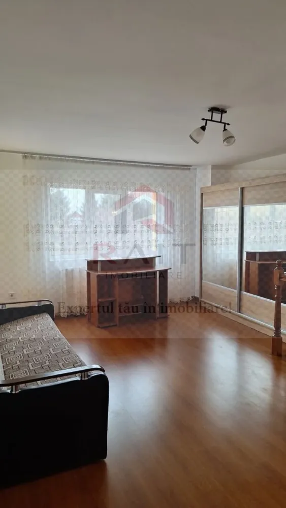 Casa de inchiriat Curtea de Arges - ​Casă de Închiriat - Zona Centrală, Curtea de Argeș ​Această proprietate spațioasă și modernă reprezintă o oportunitate ideală pentru o familie sau pentru cei care caută confort și accesibilitate în inima orașului. Finalizată în anul 2010 și beneficiind de finisaje recente (2020), casa oferă un ambient primitor și dotări de actualitate. ​Detalii Generale: ​Preț: 500 € / lună. ​Suprafață utilă: 180 mp (suprafață construită totală de 200 mp). ​Configurație: 4 camere (3 dormitoare și un living generos). ​Regim înălțime: P+1 (Dispune de scară interioară și pod). ​Teren: Curte de aproximativ 100 mp, cu deschidere de 15 m. ​Compartimentare și Dotări: ​Interior: Casa este mobilată complet și utilată modern. Include o bucătărie închisă (mobilată și utilată cu aragaz, frigider, hotă), 2 băi (una dotată cu cadă și geam pentru aerisire), 2 balcoane și o terasă. ​Confort termic: Centrală termică proprie, calorifere, ferestre cu geam termopan (tâmplărie PVC) și izolație exterioară pentru o eficiență energetică sporită. ​Facilități extra: Jacuzzi, conexiune internet și CATV, boxă la subsol pentru depozitare, sistem de siguranță cu senzor de fum și ușă metalică la intrare. ​Exterior și Amplasament: ​Localizare: Situată în zona centrală, oferă acces rapid la mijloacele de transport în comun, magazine și locuri de joacă pentru copii. ​Vedere: Proprietatea oferă o panoramă frumoasă spre munți. ​Curte: Amenajată, dispune de zonă pentru barbeque și parcare pentru biciclete. Strada este pietruită și beneficiază de iluminat public. ​Puncte forte: ​Stare excelentă a interiorului (bună/nouă). ​Construcție solidă din cărămidă cu acoperiș din țiglă. ​Disponibilitate imediată pentru mutare. ​ }}