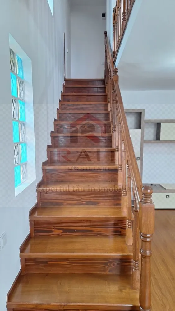 Casa de inchiriat Curtea de Arges - ​Casă de Închiriat - Zona Centrală, Curtea de Argeș ​Această proprietate spațioasă și modernă reprezintă o oportunitate ideală pentru o familie sau pentru cei care caută confort și accesibilitate în inima orașului. Finalizată în anul 2010 și beneficiind de finisaje recente (2020), casa oferă un ambient primitor și dotări de actualitate. ​Detalii Generale: ​Preț: 500 € / lună. ​Suprafață utilă: 180 mp (suprafață construită totală de 200 mp). ​Configurație: 4 camere (3 dormitoare și un living generos). ​Regim înălțime: P+1 (Dispune de scară interioară și pod). ​Teren: Curte de aproximativ 100 mp, cu deschidere de 15 m. ​Compartimentare și Dotări: ​Interior: Casa este mobilată complet și utilată modern. Include o bucătărie închisă (mobilată și utilată cu aragaz, frigider, hotă), 2 băi (una dotată cu cadă și geam pentru aerisire), 2 balcoane și o terasă. ​Confort termic: Centrală termică proprie, calorifere, ferestre cu geam termopan (tâmplărie PVC) și izolație exterioară pentru o eficiență energetică sporită. ​Facilități extra: Jacuzzi, conexiune internet și CATV, boxă la subsol pentru depozitare, sistem de siguranță cu senzor de fum și ușă metalică la intrare. ​Exterior și Amplasament: ​Localizare: Situată în zona centrală, oferă acces rapid la mijloacele de transport în comun, magazine și locuri de joacă pentru copii. ​Vedere: Proprietatea oferă o panoramă frumoasă spre munți. ​Curte: Amenajată, dispune de zonă pentru barbeque și parcare pentru biciclete. Strada este pietruită și beneficiază de iluminat public. ​Puncte forte: ​Stare excelentă a interiorului (bună/nouă). ​Construcție solidă din cărămidă cu acoperiș din țiglă. ​Disponibilitate imediată pentru mutare. ​ }}