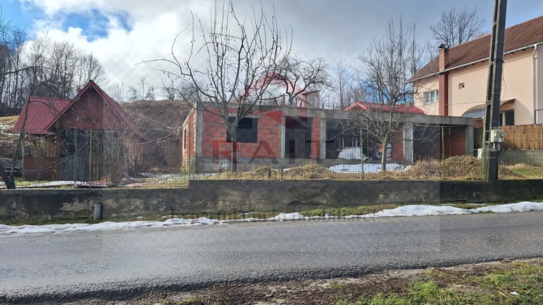 Casa de vanzare Cicanesti Arges - ​Acest proiect rezidențial modern, aflat în faza incipientă de construcție, este conceput pentru a oferi un spațiu de locuit confortabil și funcțional, optimizat, pentru familiile care caută un echilibru între estetică și utilitate. Structura actuală, solidă și bine definită, reprezintă fundația unei locuințe ce va îmbina elemente arhitecturale, contemporane cu un stil clasic, adaptat nevoilor urbane sau semi-urbane. ​La parter, planul inițial include un living spațios, luminos, cu deschidere către zona de dining și bucătăria, creând un spațiu fluid, ideal pentru socializare și petrecerea timpului în familie. De asemenea, la acest nivel se va regăsi o baie de serviciu și, posibil, un birou sau un dormitor secundar, oferind flexibilitate în amenajare. Accentul se pune pe suprafețe vitrate mari, pentru a maximiza lumina naturală și a crea o conexiune armonioasă cu exteriorul. ​Elementul distinctiv al acestei construcții va fi etajul mansardat, care urmează să fie adăugat. Acesta va transforma casa într-o locuință cu adevărat versatilă, oferind spații private și intime. Mansarda va găzdui dormitoarele principale, posibil cu băi proprii și dressinguri, optimizând utilizarea fiecărui metru pătrat. Ferestrele de tip Velux sau lucarnele adăugate vor asigura o iluminare excelentă și o ventilație naturală, contribuind la crearea unei atmosfere aerisite și plăcute. Acoperișul va fi proiectat cu o pantă potrivită pentru a integra estetic mansarda, adăugând un farmec aparte siluetei casei. ​Exteriorul va fi finisat cu materiale de calitate superioară, combinând tencuiala decorativă în nuanțe neutre cu accente de lemn sau piatră, pentru un aspect cald și primitor. Un balcon discret sau o terasă mică la etaj ar putea completa designul, oferind un spațiu exterior suplimentar. ​Această casă în construcție promite să devină o reședință modernă și funcțională, perfect adaptată stilului de viață contemporan, oferind intimitate și confort, dar și spații ample pentru divertisment și relaxare. }}