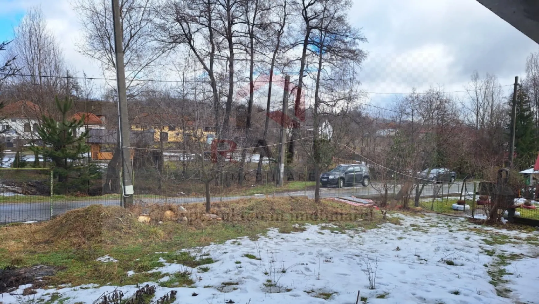 Casa de vanzare Cicanesti Arges - ​Acest proiect rezidențial modern, aflat în faza incipientă de construcție, este conceput pentru a oferi un spațiu de locuit confortabil și funcțional, optimizat, pentru familiile care caută un echilibru între estetică și utilitate. Structura actuală, solidă și bine definită, reprezintă fundația unei locuințe ce va îmbina elemente arhitecturale, contemporane cu un stil clasic, adaptat nevoilor urbane sau semi-urbane. ​La parter, planul inițial include un living spațios, luminos, cu deschidere către zona de dining și bucătăria, creând un spațiu fluid, ideal pentru socializare și petrecerea timpului în familie. De asemenea, la acest nivel se va regăsi o baie de serviciu și, posibil, un birou sau un dormitor secundar, oferind flexibilitate în amenajare. Accentul se pune pe suprafețe vitrate mari, pentru a maximiza lumina naturală și a crea o conexiune armonioasă cu exteriorul. ​Elementul distinctiv al acestei construcții va fi etajul mansardat, care urmează să fie adăugat. Acesta va transforma casa într-o locuință cu adevărat versatilă, oferind spații private și intime. Mansarda va găzdui dormitoarele principale, posibil cu băi proprii și dressinguri, optimizând utilizarea fiecărui metru pătrat. Ferestrele de tip Velux sau lucarnele adăugate vor asigura o iluminare excelentă și o ventilație naturală, contribuind la crearea unei atmosfere aerisite și plăcute. Acoperișul va fi proiectat cu o pantă potrivită pentru a integra estetic mansarda, adăugând un farmec aparte siluetei casei. ​Exteriorul va fi finisat cu materiale de calitate superioară, combinând tencuiala decorativă în nuanțe neutre cu accente de lemn sau piatră, pentru un aspect cald și primitor. Un balcon discret sau o terasă mică la etaj ar putea completa designul, oferind un spațiu exterior suplimentar. ​Această casă în construcție promite să devină o reședință modernă și funcțională, perfect adaptată stilului de viață contemporan, oferind intimitate și confort, dar și spații ample pentru divertisment și relaxare. }}