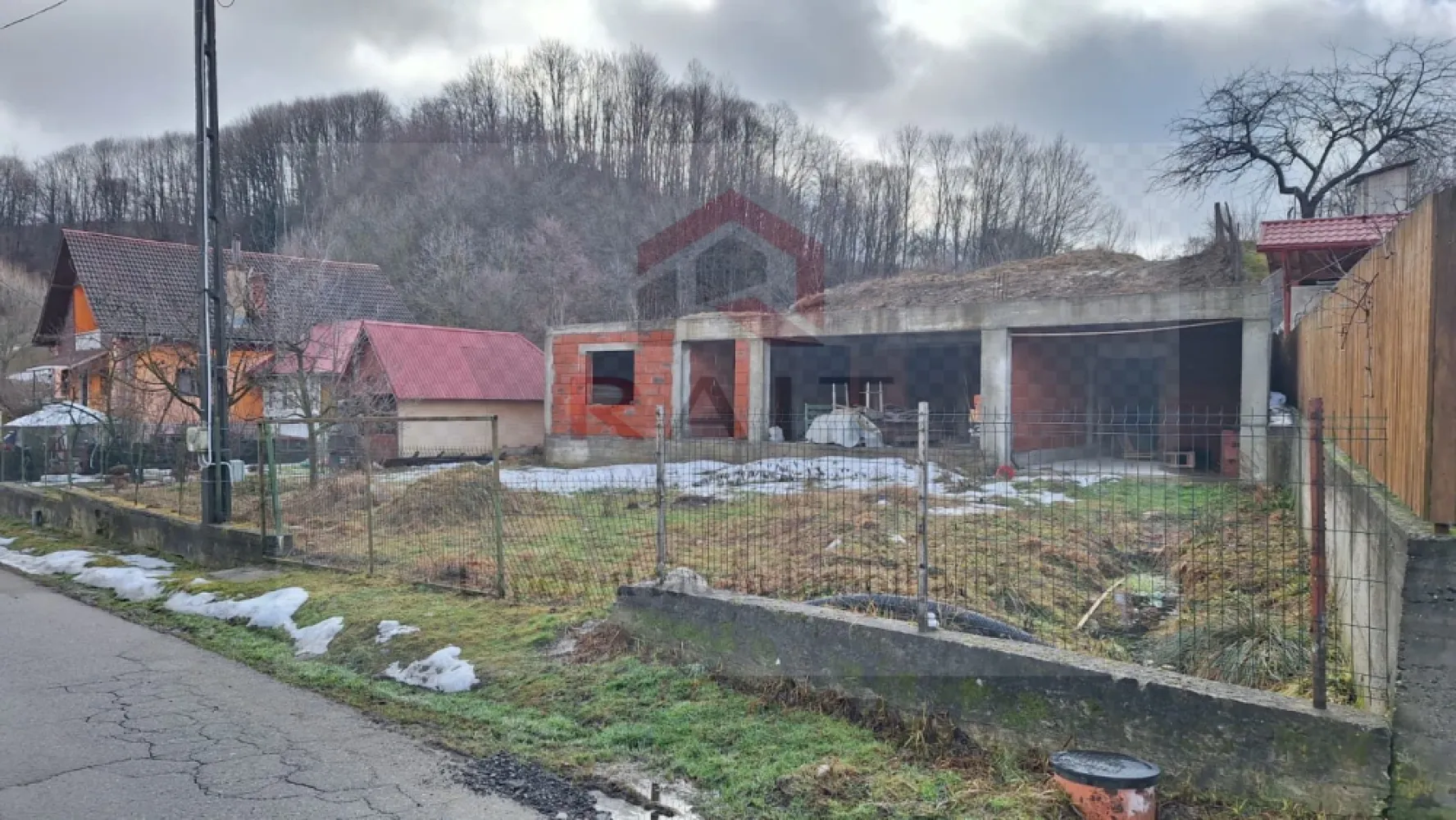 Casa de vanzare Cicanesti Arges - ​Acest proiect rezidențial modern, aflat în faza incipientă de construcție, este conceput pentru a oferi un spațiu de locuit confortabil și funcțional, optimizat, pentru familiile care caută un echilibru între estetică și utilitate. Structura actuală, solidă și bine definită, reprezintă fundația unei locuințe ce va îmbina elemente arhitecturale, contemporane cu un stil clasic, adaptat nevoilor urbane sau semi-urbane. ​La parter, planul inițial include un living spațios, luminos, cu deschidere către zona de dining și bucătăria, creând un spațiu fluid, ideal pentru socializare și petrecerea timpului în familie. De asemenea, la acest nivel se va regăsi o baie de serviciu și, posibil, un birou sau un dormitor secundar, oferind flexibilitate în amenajare. Accentul se pune pe suprafețe vitrate mari, pentru a maximiza lumina naturală și a crea o conexiune armonioasă cu exteriorul. ​Elementul distinctiv al acestei construcții va fi etajul mansardat, care urmează să fie adăugat. Acesta va transforma casa într-o locuință cu adevărat versatilă, oferind spații private și intime. Mansarda va găzdui dormitoarele principale, posibil cu băi proprii și dressinguri, optimizând utilizarea fiecărui metru pătrat. Ferestrele de tip Velux sau lucarnele adăugate vor asigura o iluminare excelentă și o ventilație naturală, contribuind la crearea unei atmosfere aerisite și plăcute. Acoperișul va fi proiectat cu o pantă potrivită pentru a integra estetic mansarda, adăugând un farmec aparte siluetei casei. ​Exteriorul va fi finisat cu materiale de calitate superioară, combinând tencuiala decorativă în nuanțe neutre cu accente de lemn sau piatră, pentru un aspect cald și primitor. Un balcon discret sau o terasă mică la etaj ar putea completa designul, oferind un spațiu exterior suplimentar. ​Această casă în construcție promite să devină o reședință modernă și funcțională, perfect adaptată stilului de viață contemporan, oferind intimitate și confort, dar și spații ample pentru divertisment și relaxare. }}