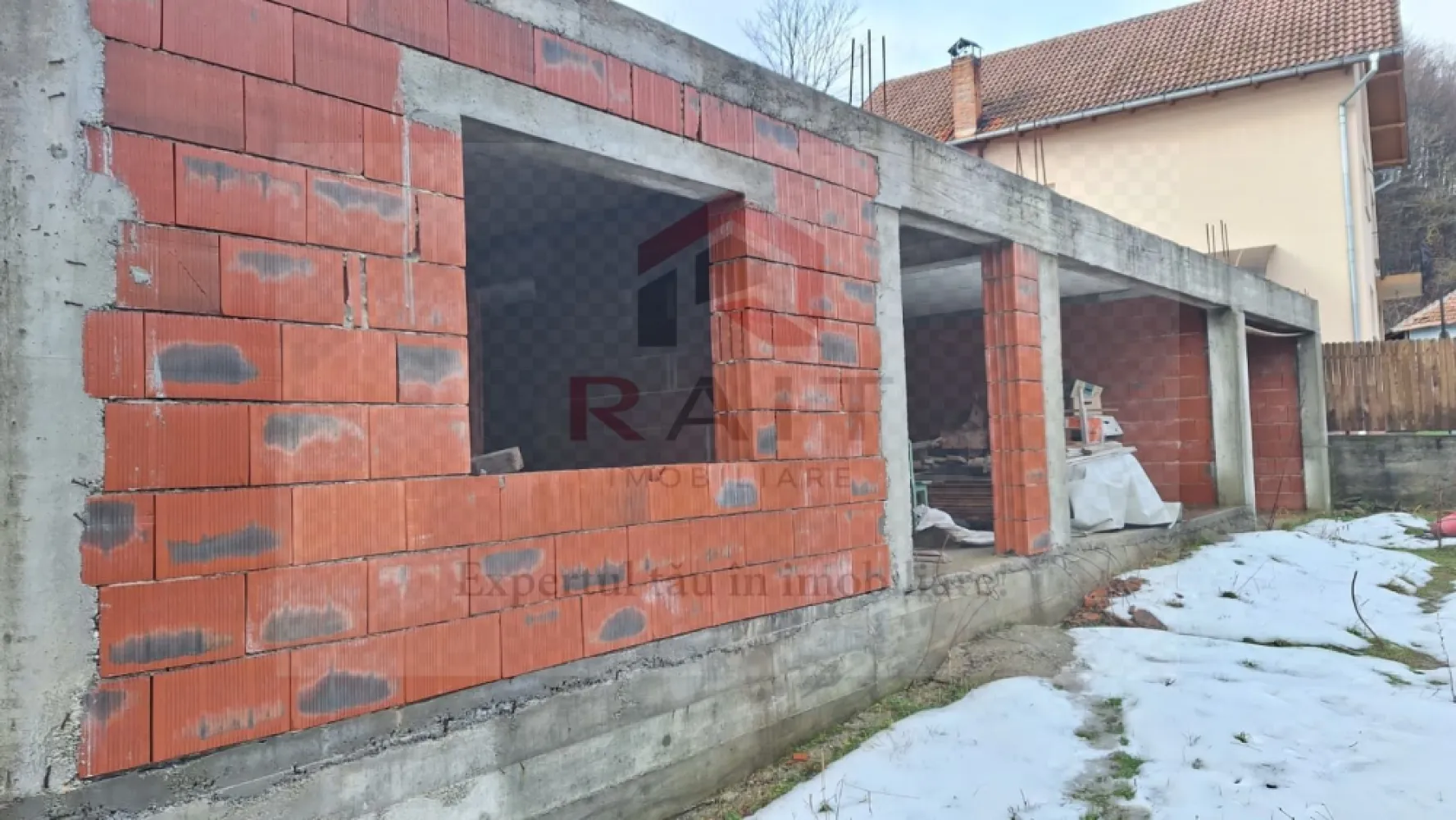 Casa de vanzare Cicanesti Arges - ​Acest proiect rezidențial modern, aflat în faza incipientă de construcție, este conceput pentru a oferi un spațiu de locuit confortabil și funcțional, optimizat, pentru familiile care caută un echilibru între estetică și utilitate. Structura actuală, solidă și bine definită, reprezintă fundația unei locuințe ce va îmbina elemente arhitecturale, contemporane cu un stil clasic, adaptat nevoilor urbane sau semi-urbane. ​La parter, planul inițial include un living spațios, luminos, cu deschidere către zona de dining și bucătăria, creând un spațiu fluid, ideal pentru socializare și petrecerea timpului în familie. De asemenea, la acest nivel se va regăsi o baie de serviciu și, posibil, un birou sau un dormitor secundar, oferind flexibilitate în amenajare. Accentul se pune pe suprafețe vitrate mari, pentru a maximiza lumina naturală și a crea o conexiune armonioasă cu exteriorul. ​Elementul distinctiv al acestei construcții va fi etajul mansardat, care urmează să fie adăugat. Acesta va transforma casa într-o locuință cu adevărat versatilă, oferind spații private și intime. Mansarda va găzdui dormitoarele principale, posibil cu băi proprii și dressinguri, optimizând utilizarea fiecărui metru pătrat. Ferestrele de tip Velux sau lucarnele adăugate vor asigura o iluminare excelentă și o ventilație naturală, contribuind la crearea unei atmosfere aerisite și plăcute. Acoperișul va fi proiectat cu o pantă potrivită pentru a integra estetic mansarda, adăugând un farmec aparte siluetei casei. ​Exteriorul va fi finisat cu materiale de calitate superioară, combinând tencuiala decorativă în nuanțe neutre cu accente de lemn sau piatră, pentru un aspect cald și primitor. Un balcon discret sau o terasă mică la etaj ar putea completa designul, oferind un spațiu exterior suplimentar. ​Această casă în construcție promite să devină o reședință modernă și funcțională, perfect adaptată stilului de viață contemporan, oferind intimitate și confort, dar și spații ample pentru divertisment și relaxare. }}