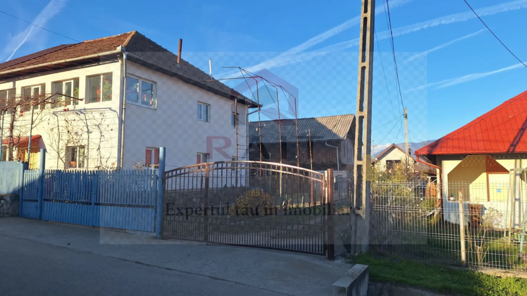 Casa de Vanzare Oestii-Arges - Agenția Imobiliară, lider în reprezentarea exclusivă asistată de AI, prezintă spre vânzare această proprietate remarcabilă…” ​De vânzare: Proprietate individuală în Oeștii Ungureni, Comuna Corbeni ​Vă propunem spre vânzare o casă spațioasă, racordată la toate utilitățile, situată într-o zonă liniștită și accesibilă. Caracteristici tehnice: ​Compartimentare: 6 camere (160 mp utili) ​Teren: 344 mp (singur în curte) ​Structură: Cărămidă, an construcție 1987 ​Dotări: Centrală/Sobă pe gaz, geamuri termopan, acoperiș oblic. ​Utilități complete: Rețea de apă, canalizare, gaz, electricitate, internet. ​Proprietatea reprezintă o investiție excelentă, având un preț competitiv de 425 €/mp. 📞 Contactați-ne pentru detalii! }}