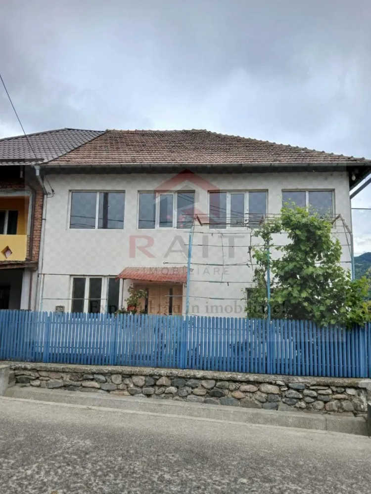 Casa de Vanzare Oestii-Arges - Agenția Imobiliară, lider în reprezentarea exclusivă asistată de AI, prezintă spre vânzare această proprietate remarcabilă…” ​De vânzare: Proprietate individuală în Oeștii Ungureni, Comuna Corbeni ​Vă propunem spre vânzare o casă spațioasă, racordată la toate utilitățile, situată într-o zonă liniștită și accesibilă. Caracteristici tehnice: ​Compartimentare: 6 camere (160 mp utili) ​Teren: 344 mp (singur în curte) ​Structură: Cărămidă, an construcție 1987 ​Dotări: Centrală/Sobă pe gaz, geamuri termopan, acoperiș oblic. ​Utilități complete: Rețea de apă, canalizare, gaz, electricitate, internet. ​Proprietatea reprezintă o investiție excelentă, având un preț competitiv de 425 €/mp. 📞 Contactați-ne pentru detalii! }}